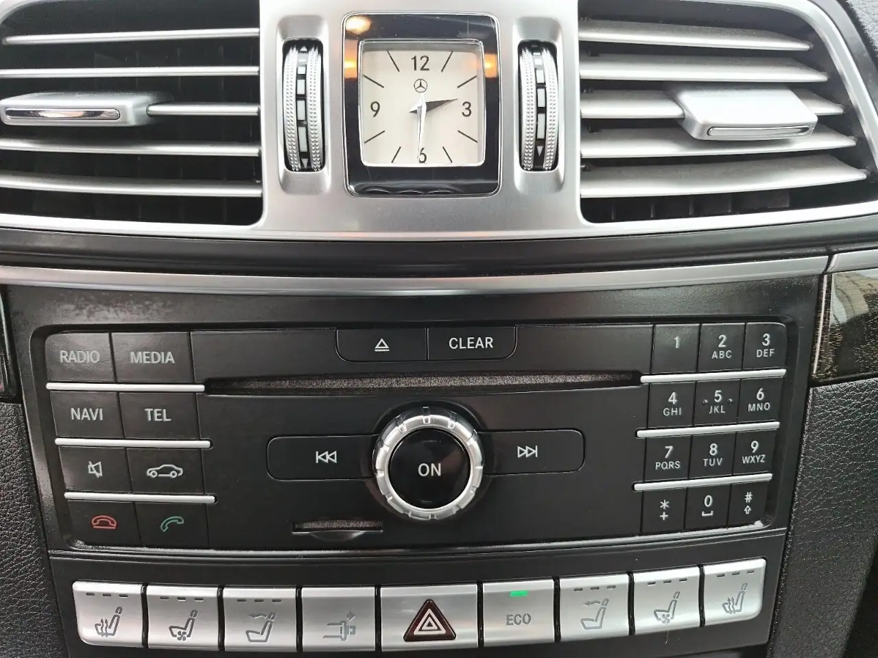 Mercedes-Benz E-Class снимка Mercedes-Benz E-Class
