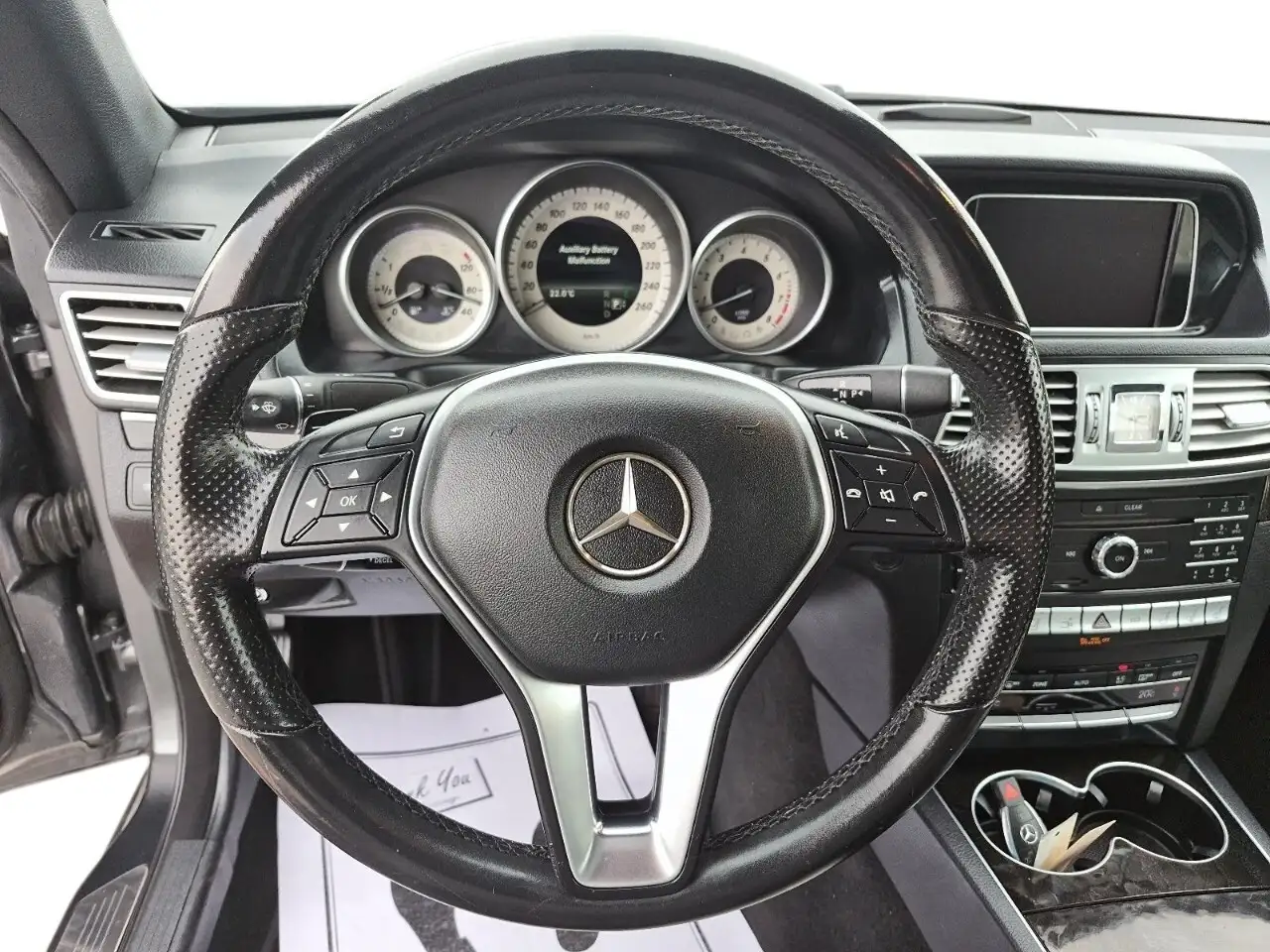 Mercedes-Benz E-Class снимка Mercedes-Benz E-Class