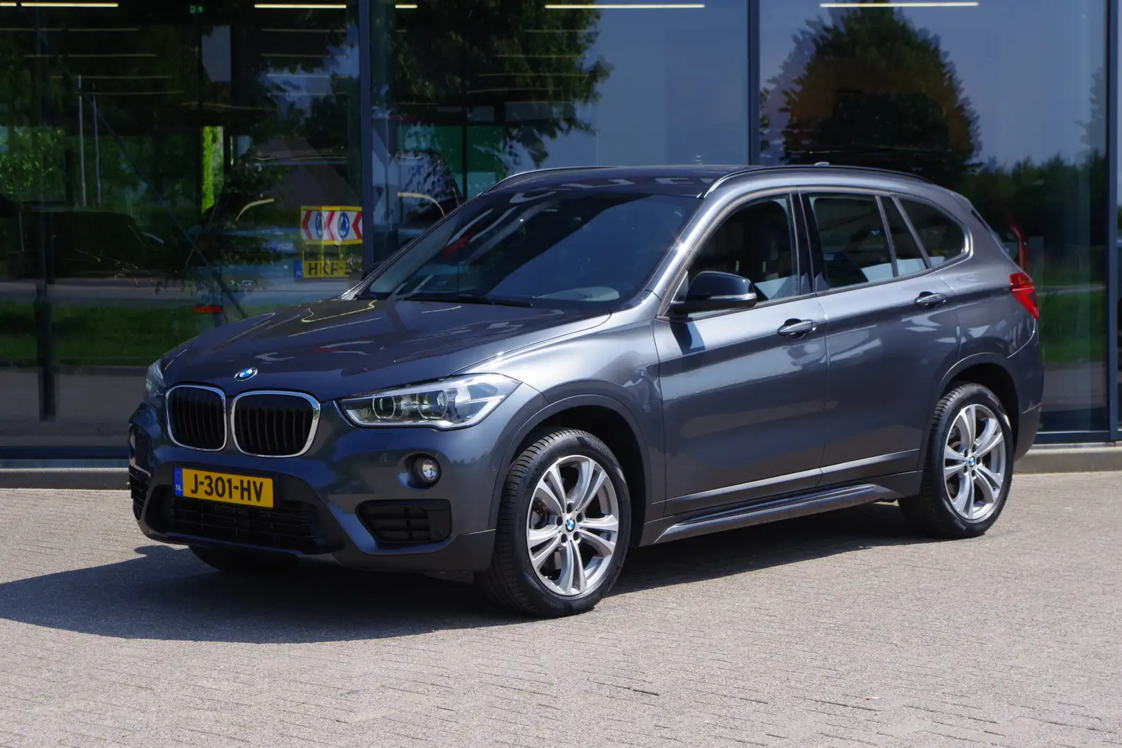 BMW X1 xDrive20i 192 PK Automaat High Executive, Head-Up, Grijs - 1