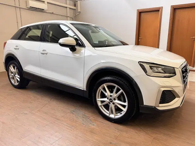Audi Q2 view 6