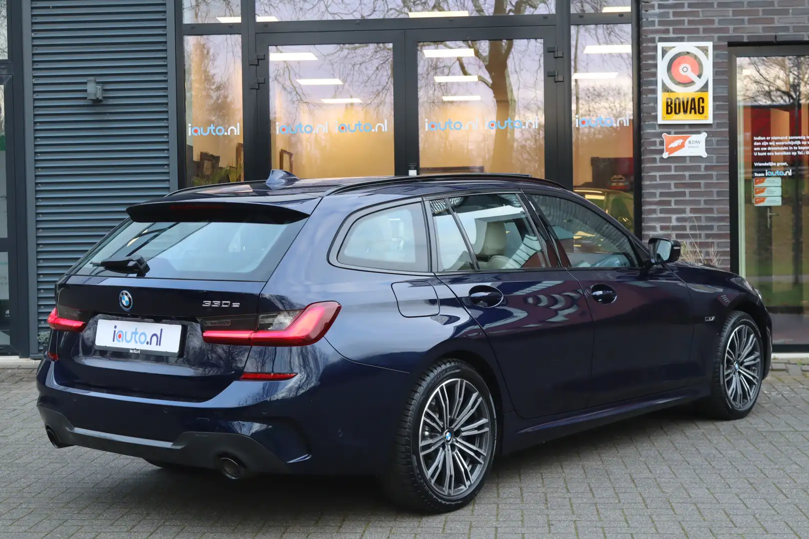 BMW 330 3-serie Touring 330e M-Sport Shadow Line Pano/Lase Blau - 2