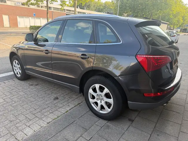 Audi Q5 view 8
