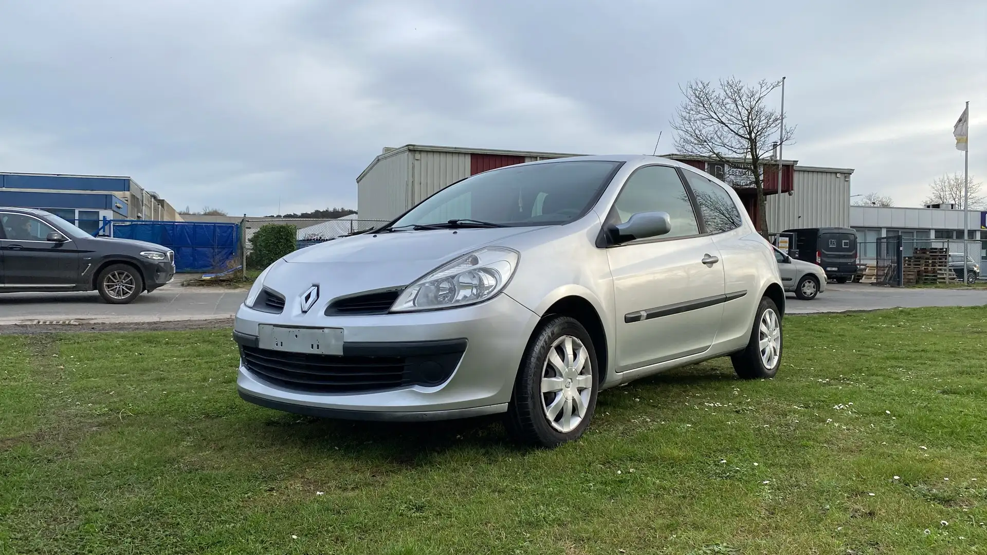 Renault Clio ✅ 1.2 Essence * avec demande d’immatriculation Argent - 1