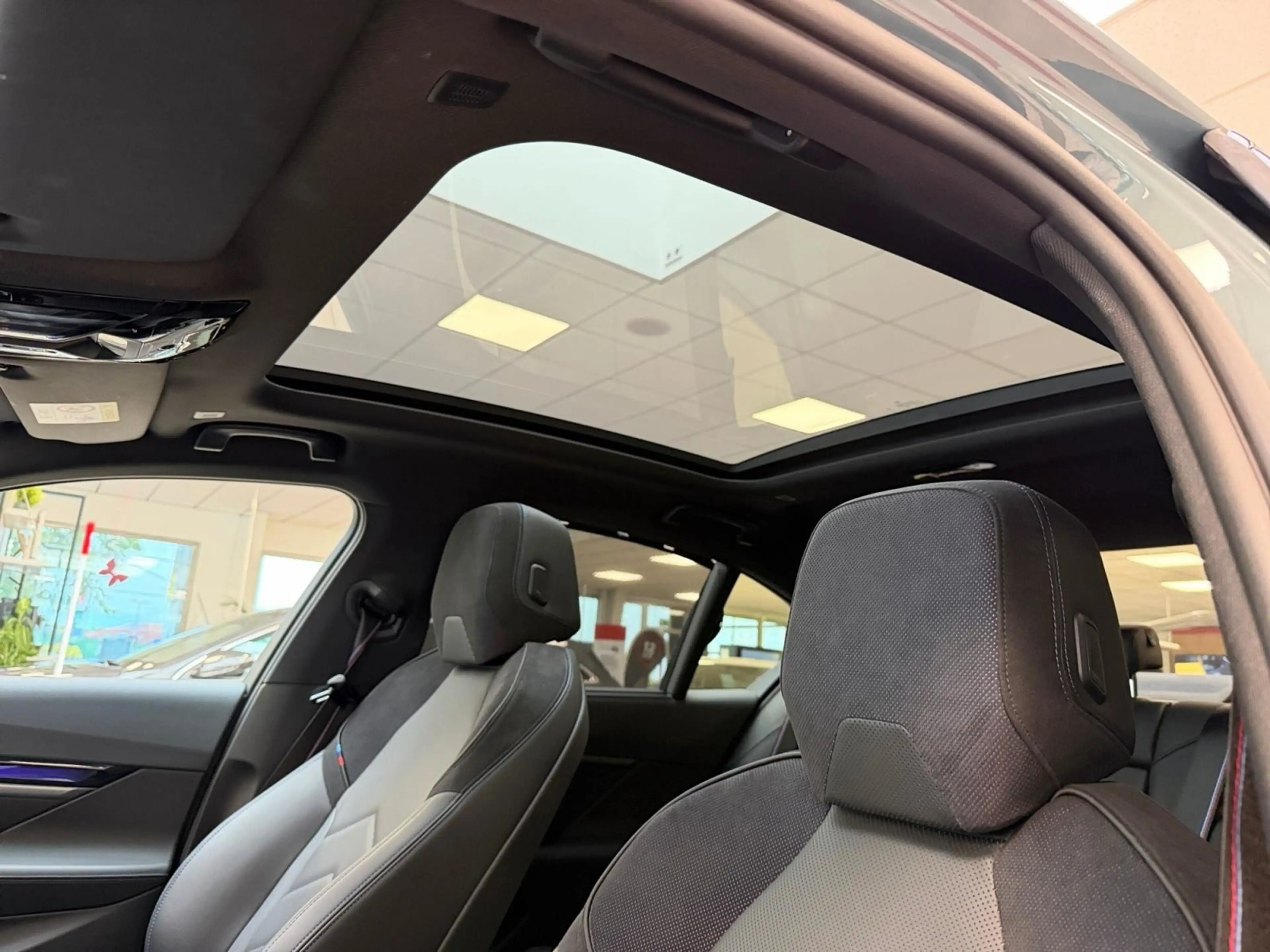 BMW 550 e xDrive M-Sport*LED*PANO*ACC*360*HUD*B&W — photo 28