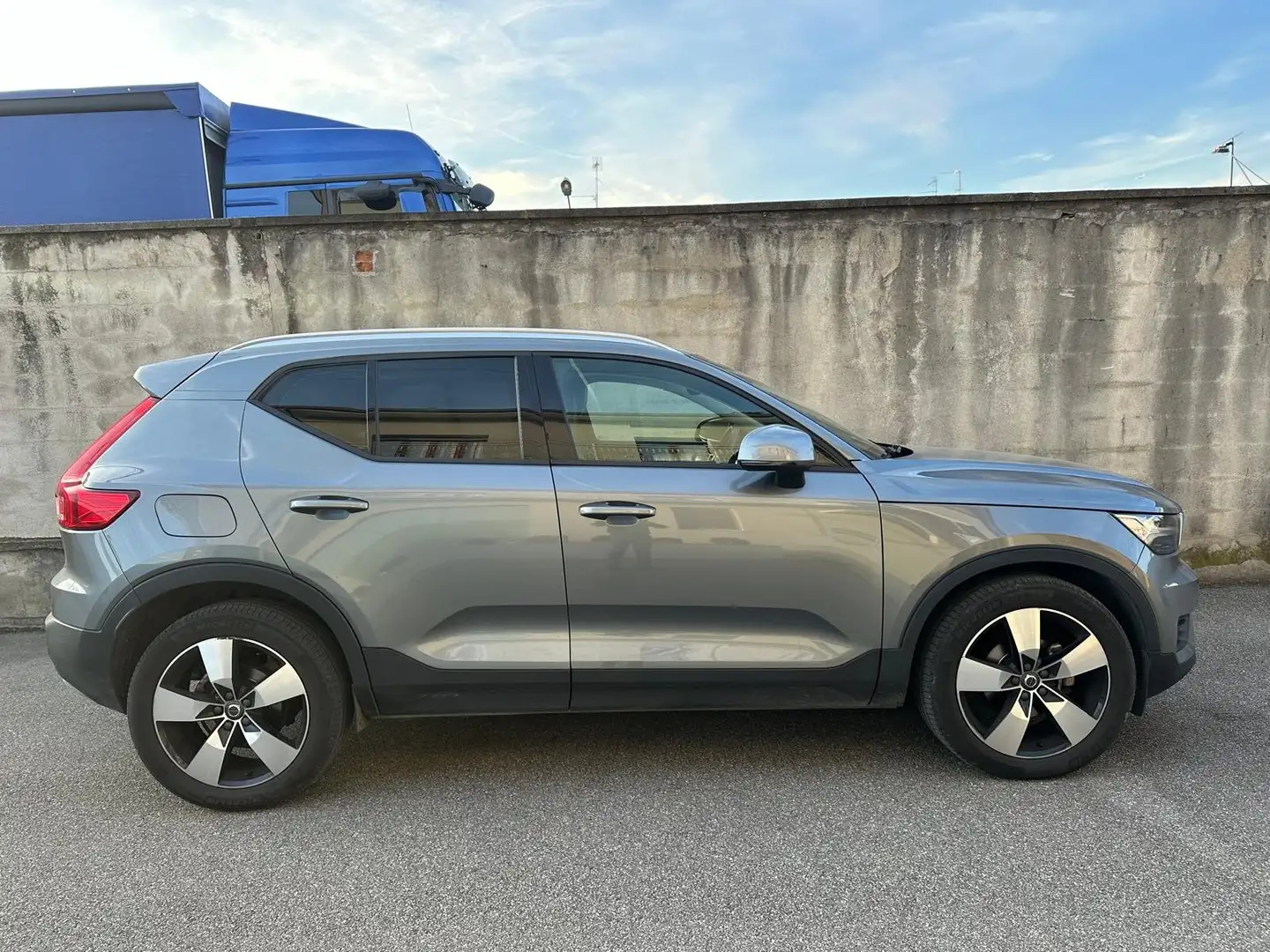 Volvo XC40 XC40 2.0 d3 Momentum geartronic Grigio - 1