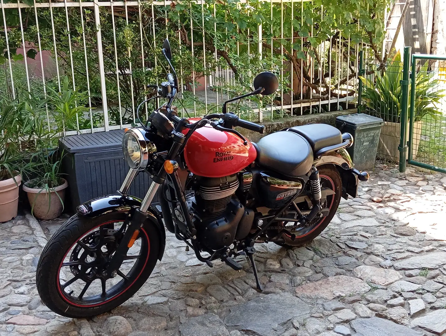Royal Enfield Meteor 350 Fireball Червоний - 1