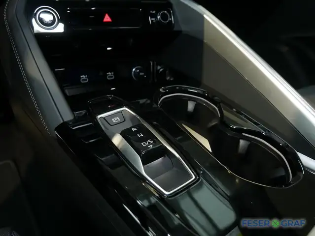 Audi Q5 view 11