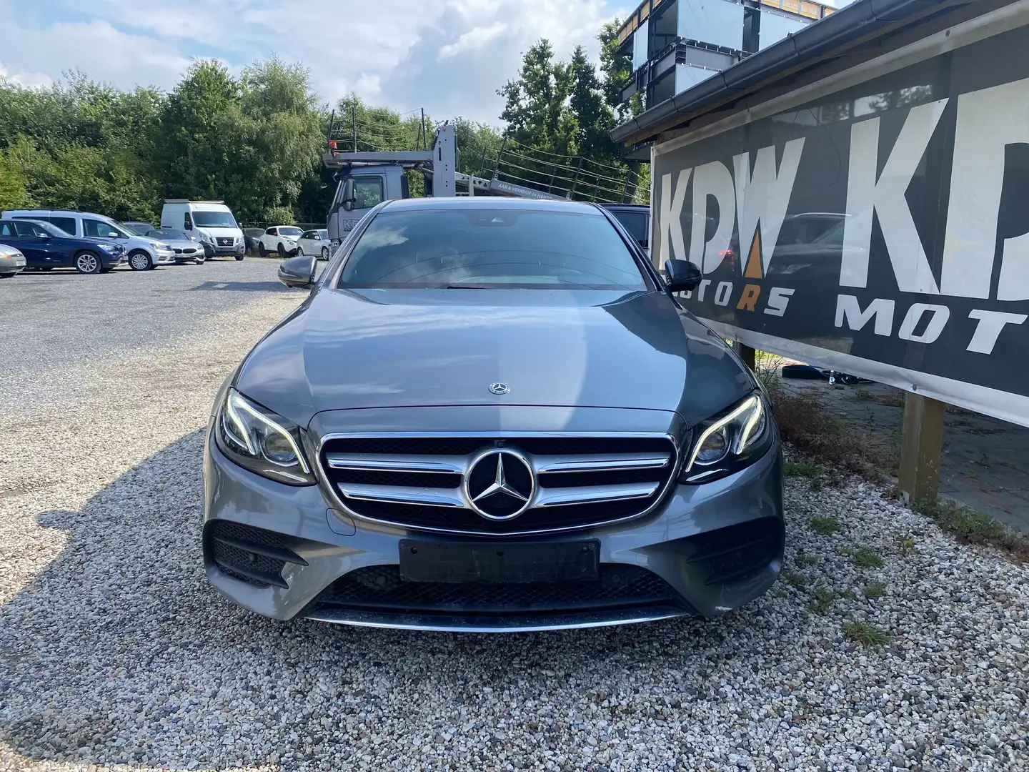 Mercedes-Benz E 200 E 200 4Matic 9G-TRONIC AMG Line Šedá - 2