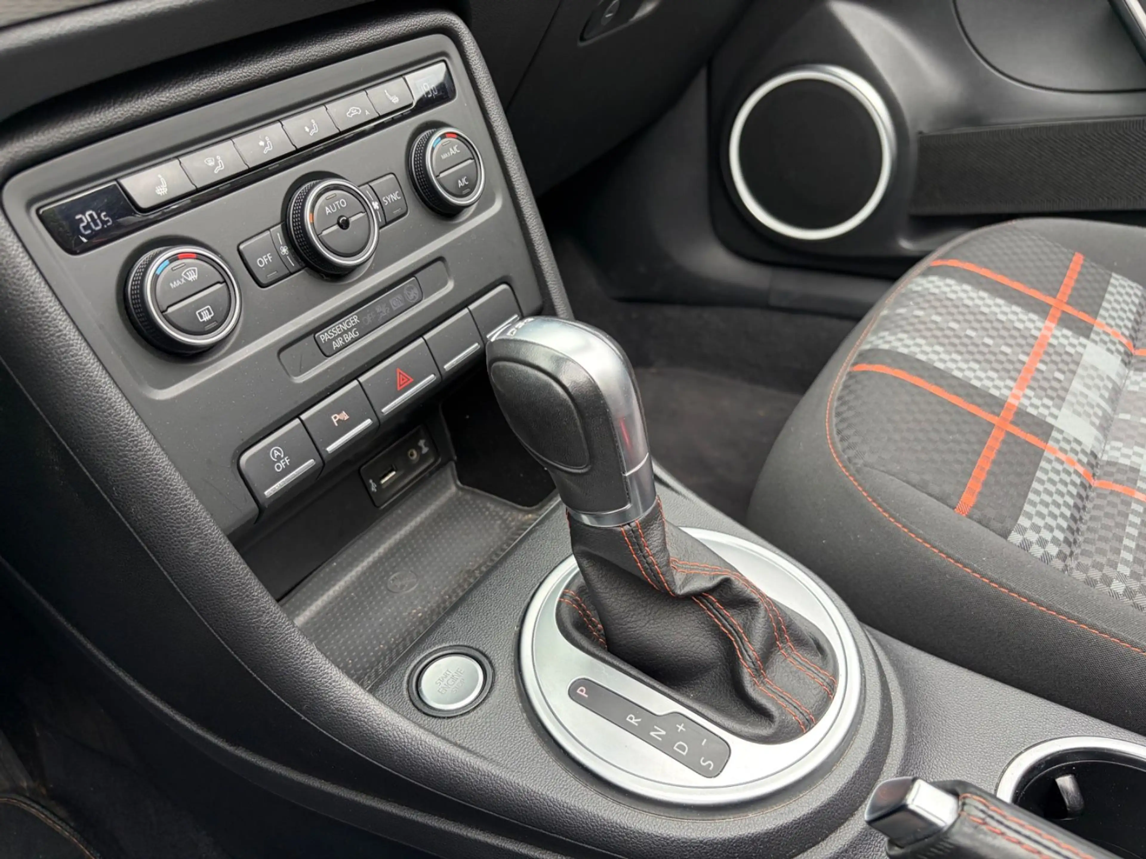 Volkswagen Beetle Cabriolet R-Line Club / Fender / Navi — photo 14
