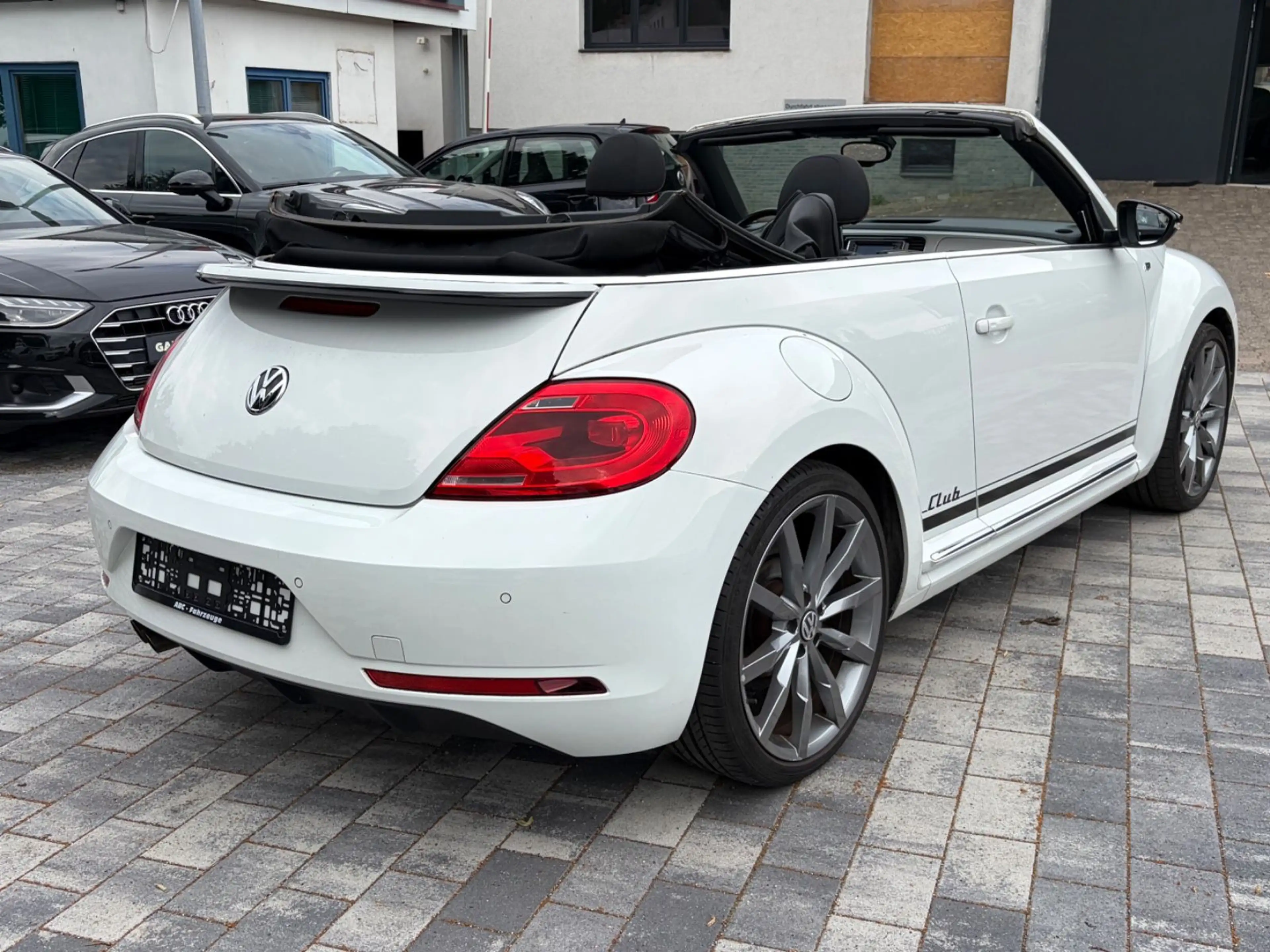 Volkswagen Beetle Cabriolet R-Line Club / Fender / Navi — photo 5