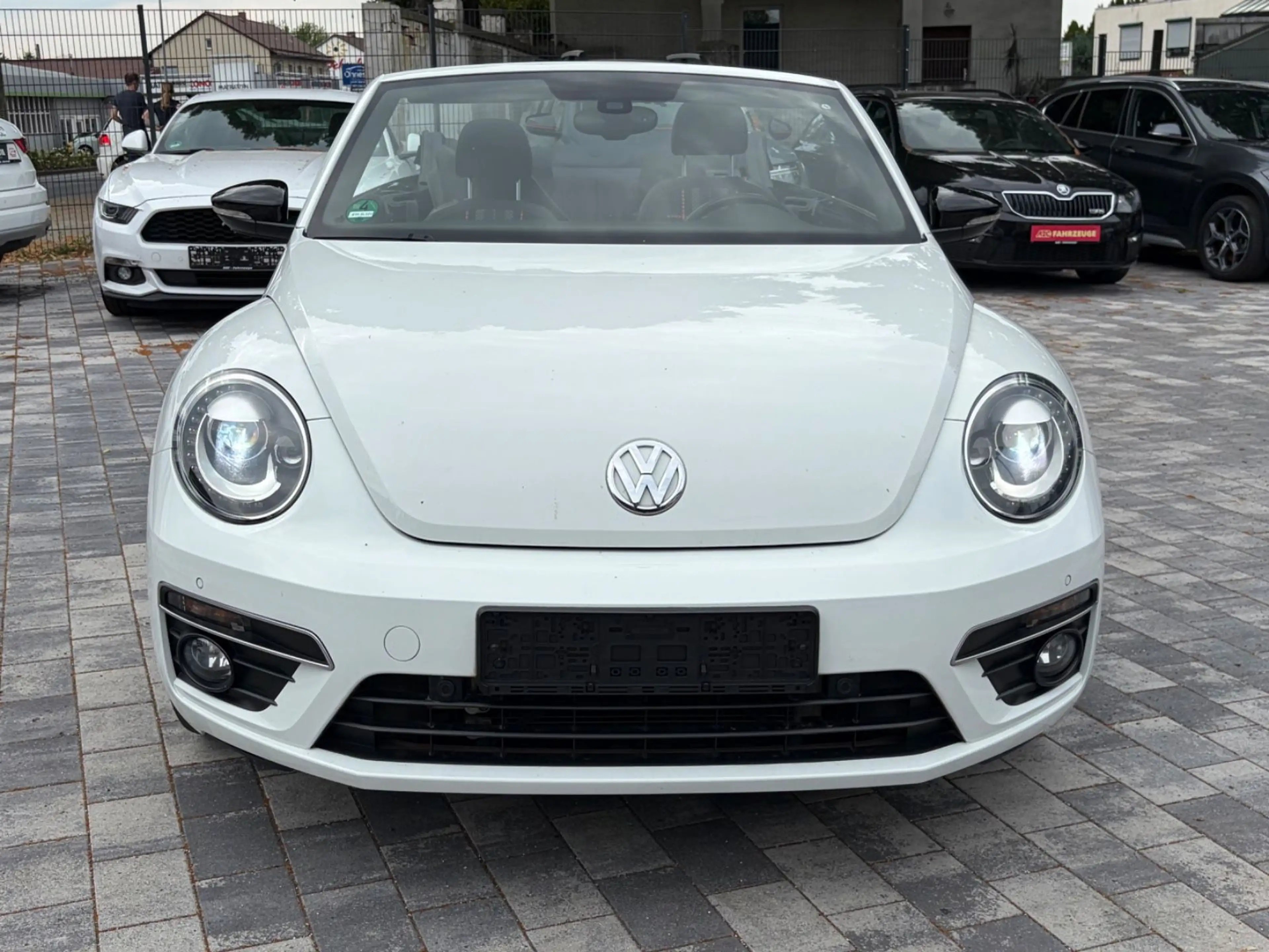 Volkswagen Beetle Cabriolet R-Line Club / Fender / Navi — photo 2