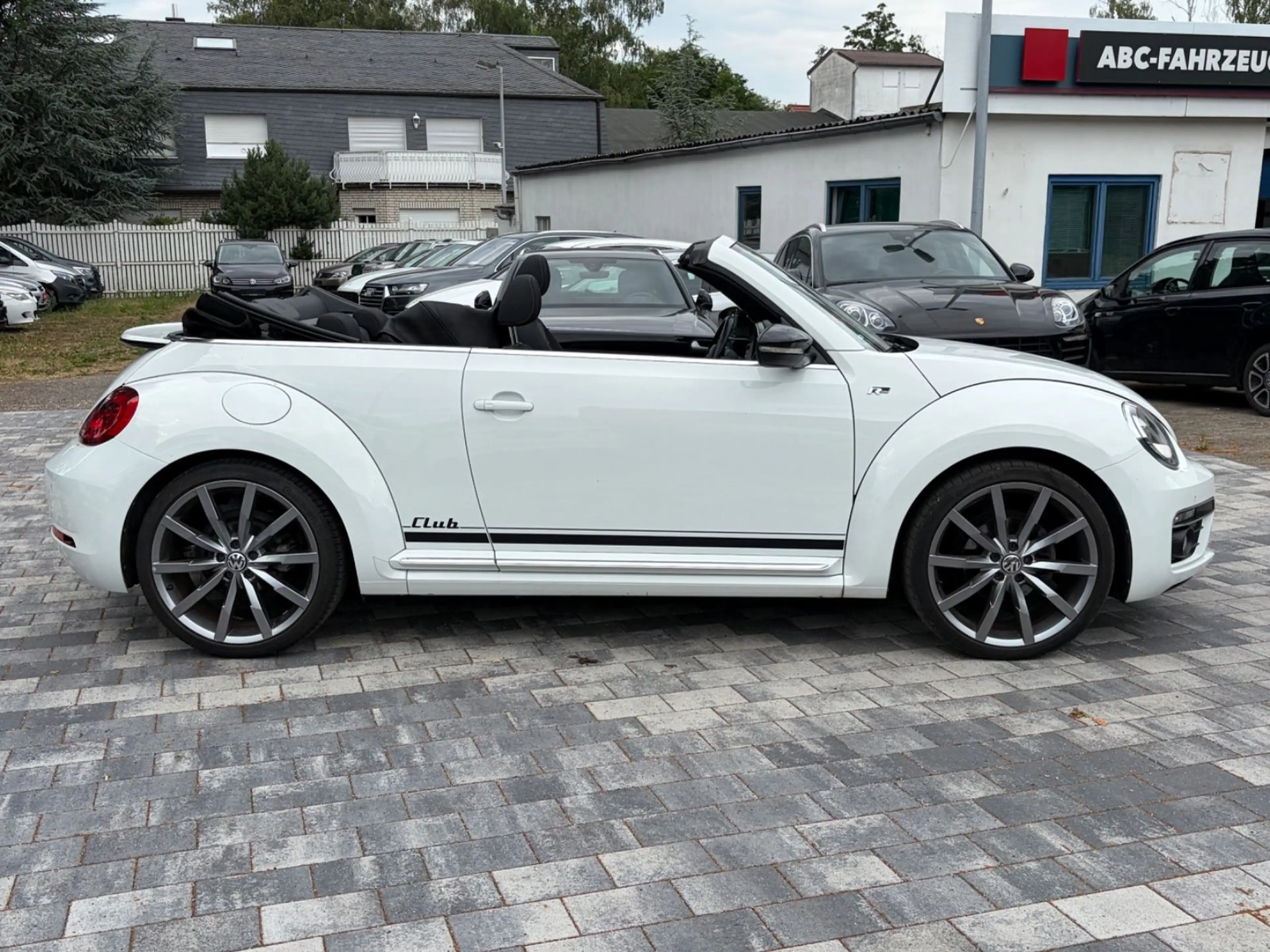 Volkswagen Beetle Cabriolet R-Line Club / Fender / Navi — photo 4