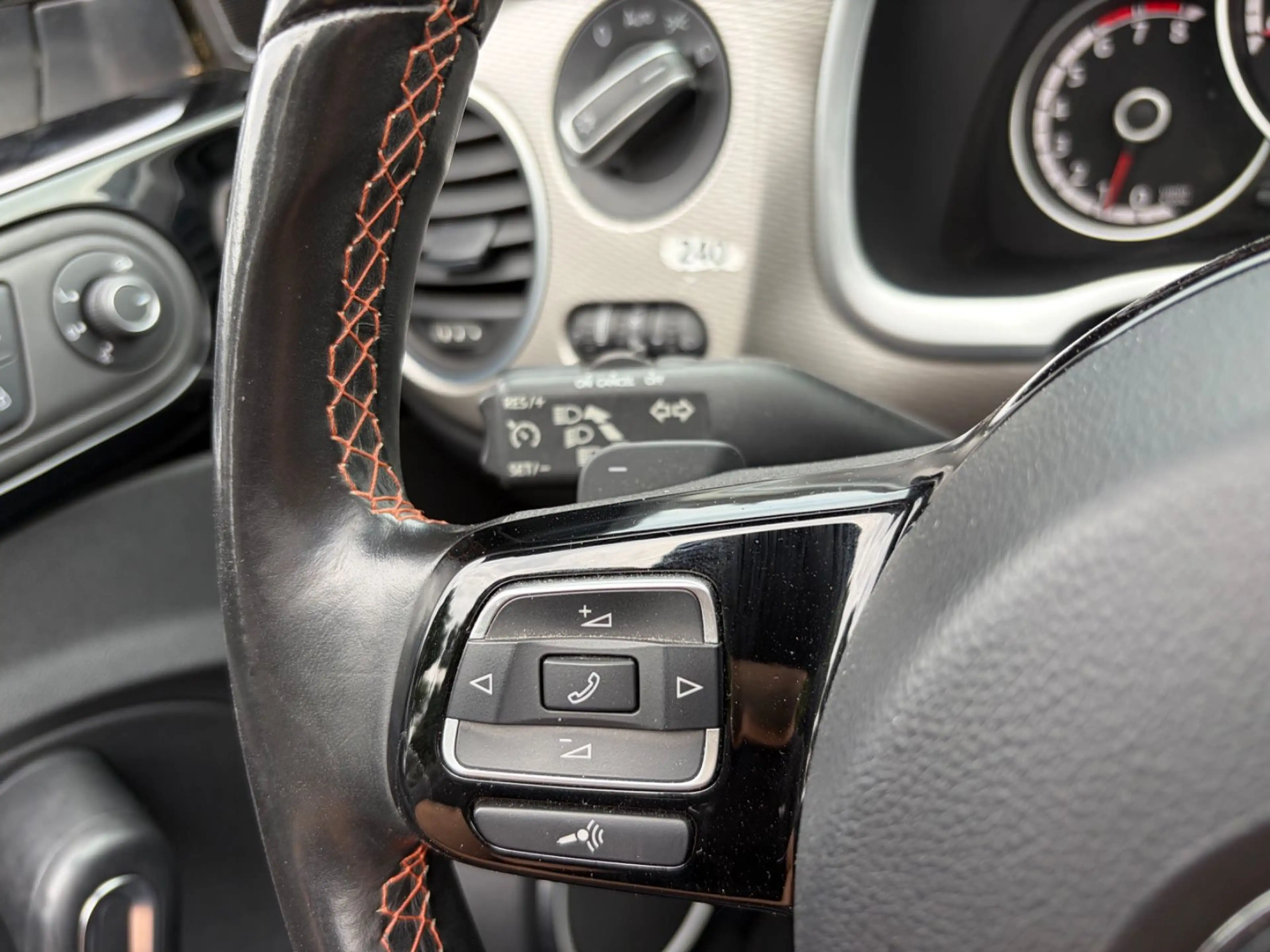 Volkswagen Beetle Cabriolet R-Line Club / Fender / Navi — photo 13