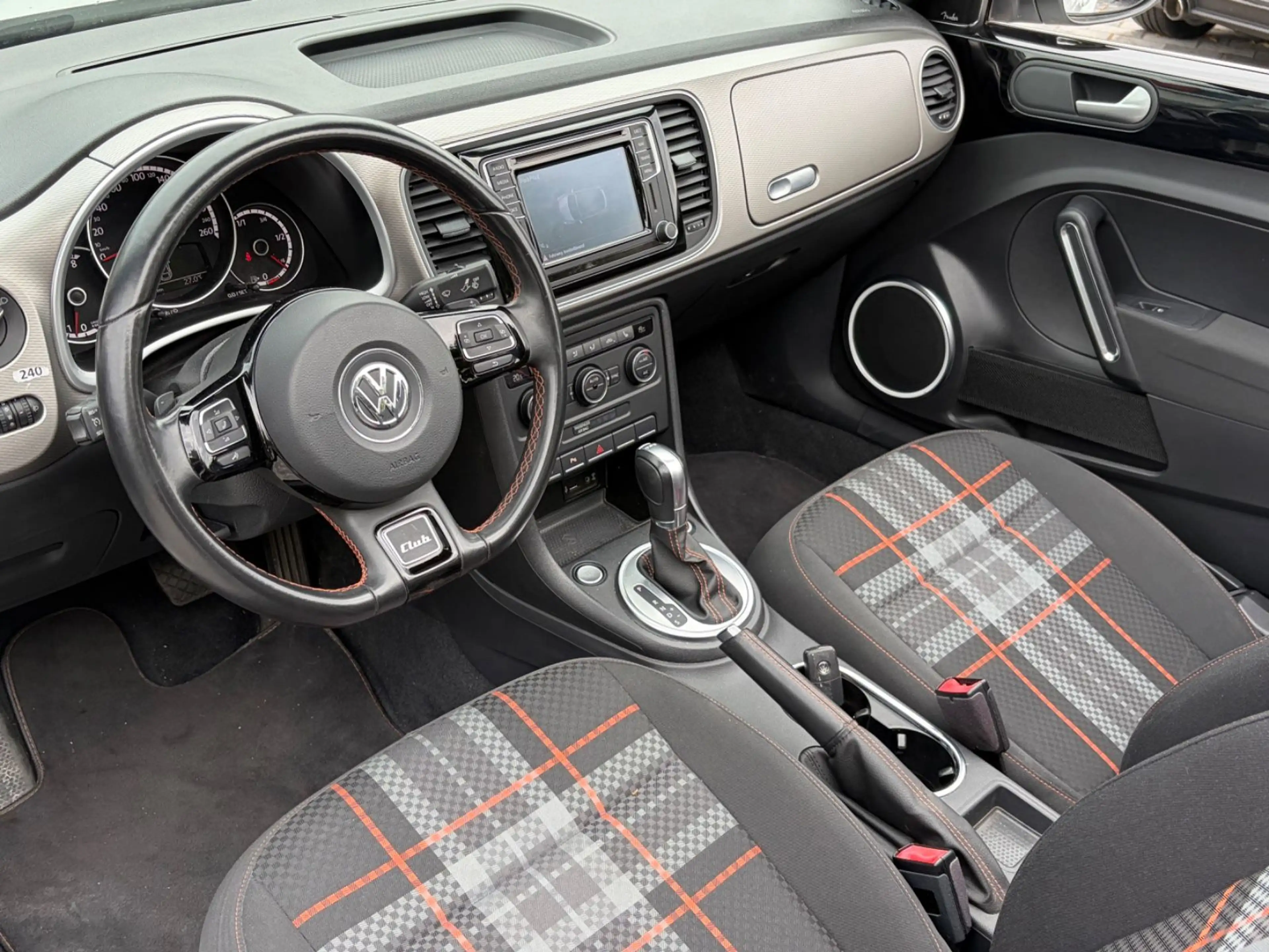 Volkswagen Beetle Cabriolet R-Line Club / Fender / Navi — photo 9