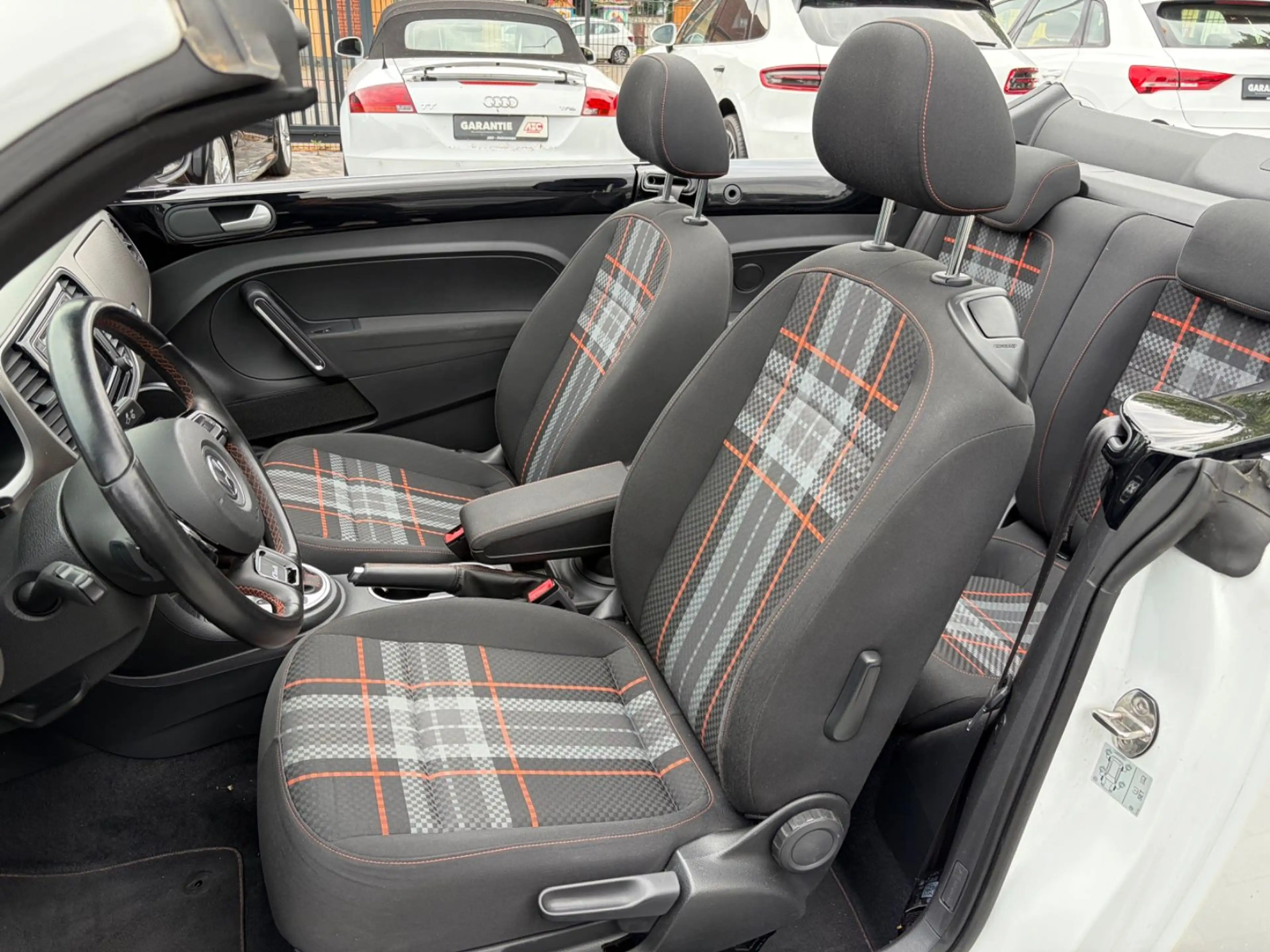 Volkswagen Beetle Cabriolet R-Line Club / Fender / Navi — photo 10