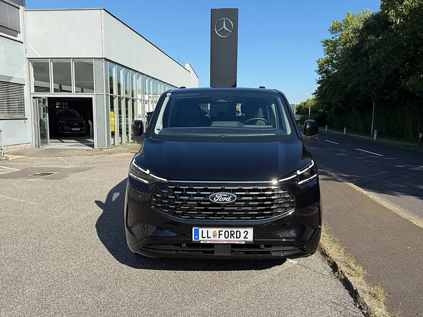 Ford Tourneo Custom Bus 2.5 PHEV 340 L1H1 FWD Titanium X Aut. Schwarz - 1