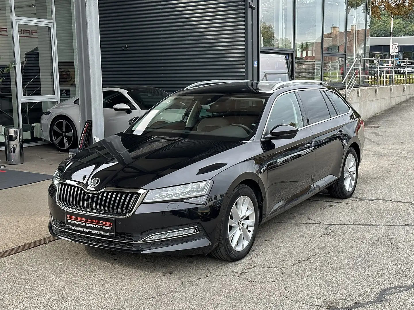 Skoda Superb Kombi 2,0 TDI Style DSG / AHK / DCC / STHZ / RFK Schwarz - 1