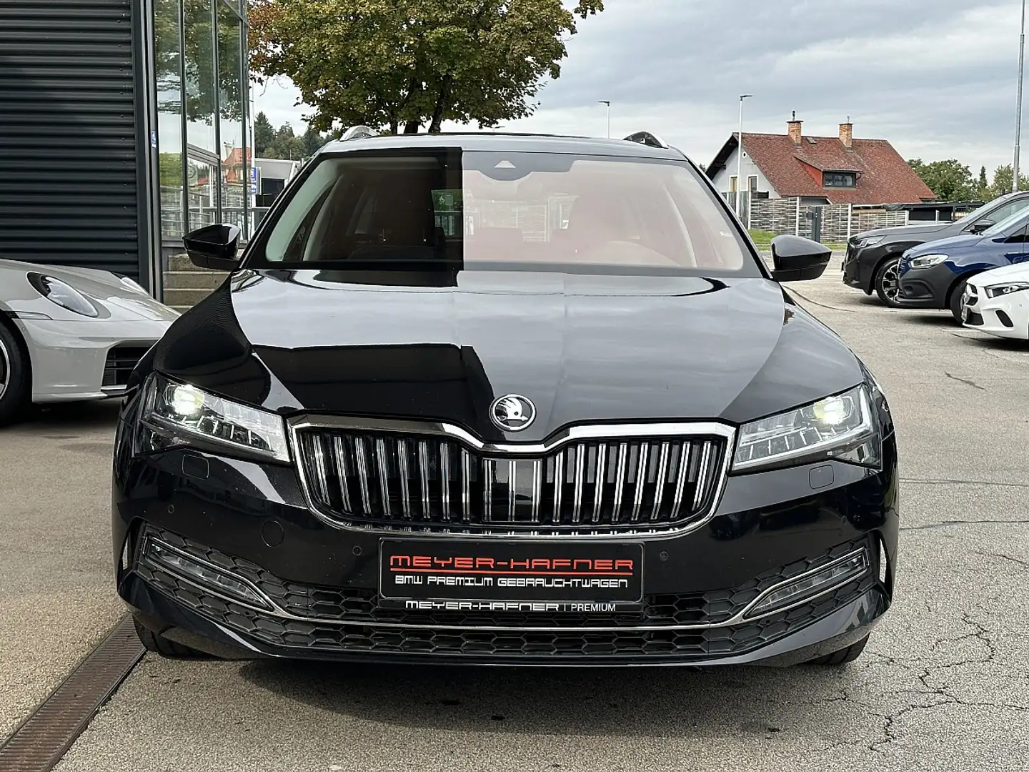 Skoda Superb Kombi 2,0 TDI Style DSG / AHK / DCC / STHZ / RFK Schwarz - 2