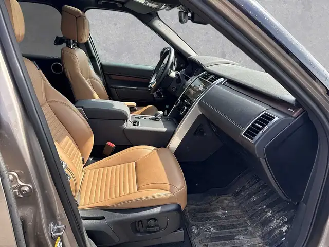 Land Rover Discovery view 3