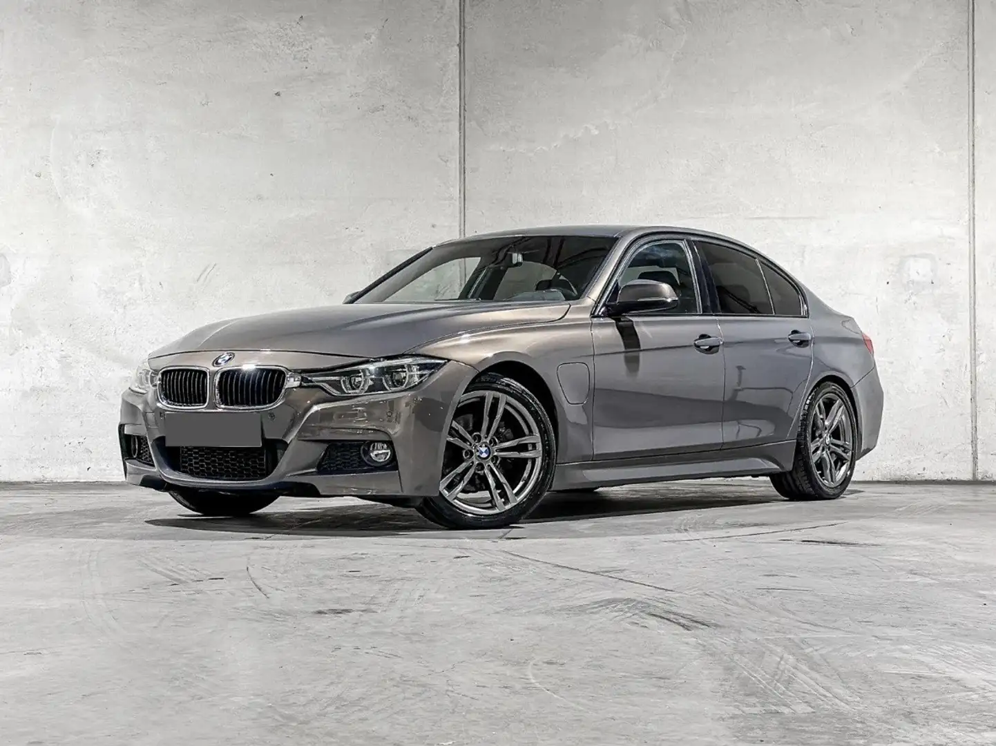 BMW 330 330e iPerformance - 1