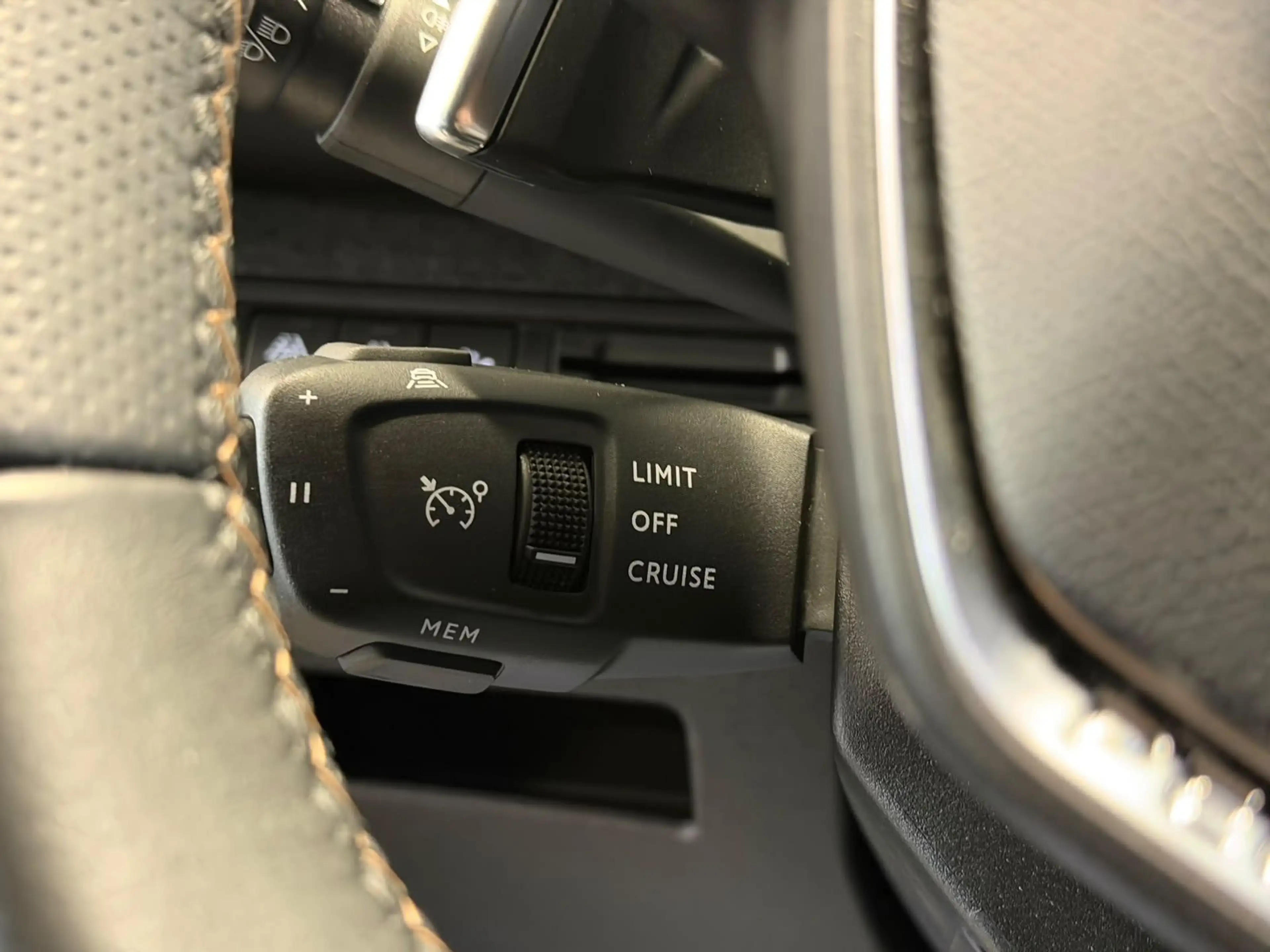 Peugeot 5008 Hybrid 136 GT PANO+ACC+KAM+LED+TOT.W+7SITZE — photo 9