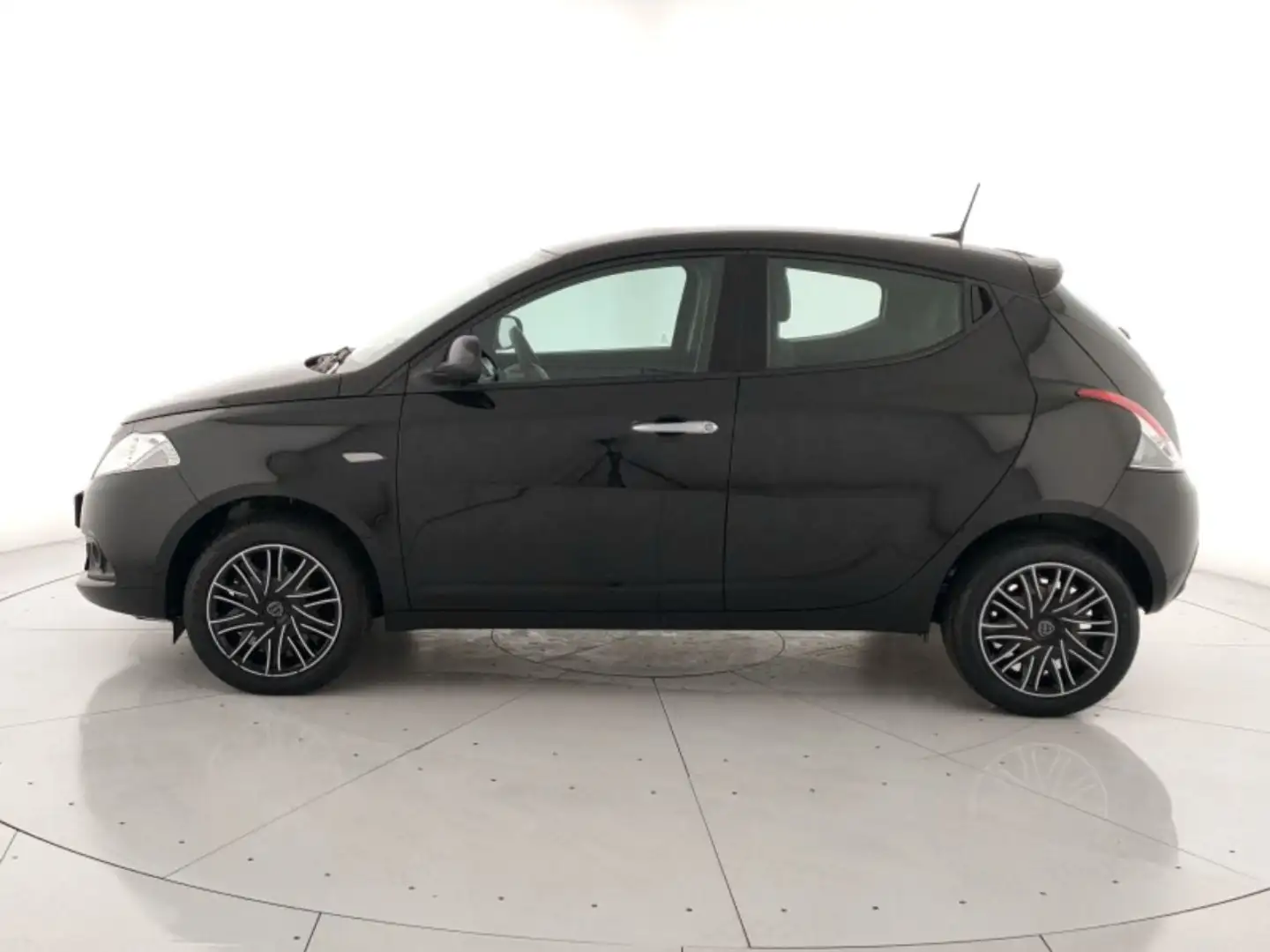 Lancia Ypsilon 1.0 firefly hybrid Silver Plus s&s 70cv Nero - 2