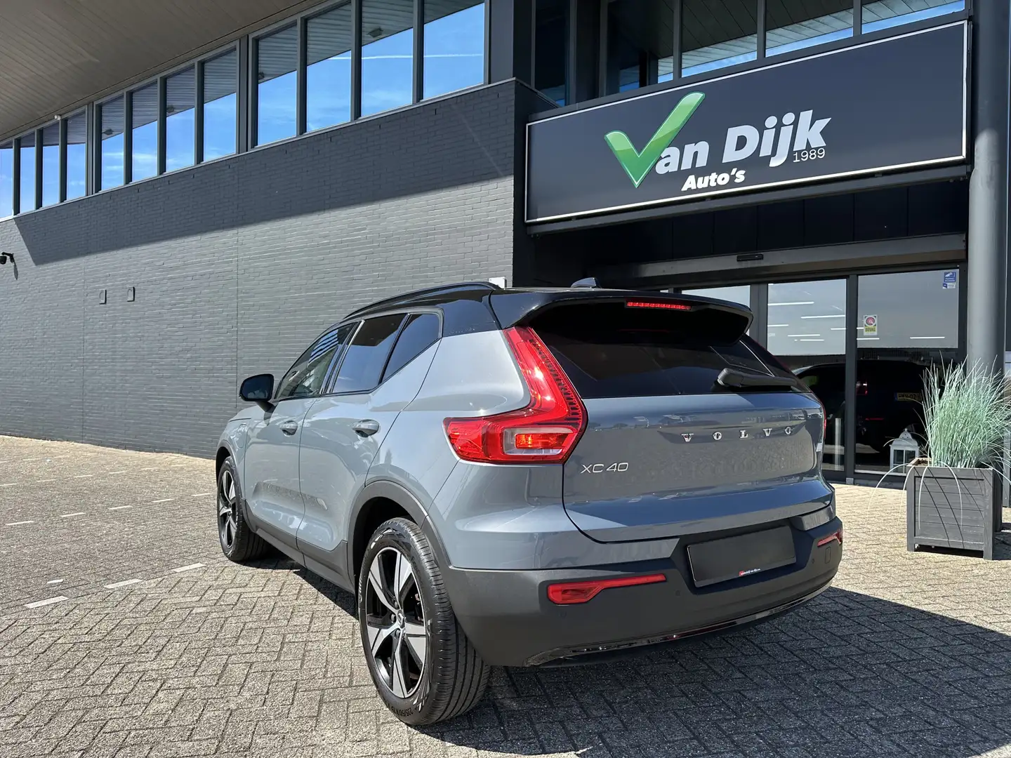 Volvo XC40 1.5 T5 Recharge R-Design Gris - 2