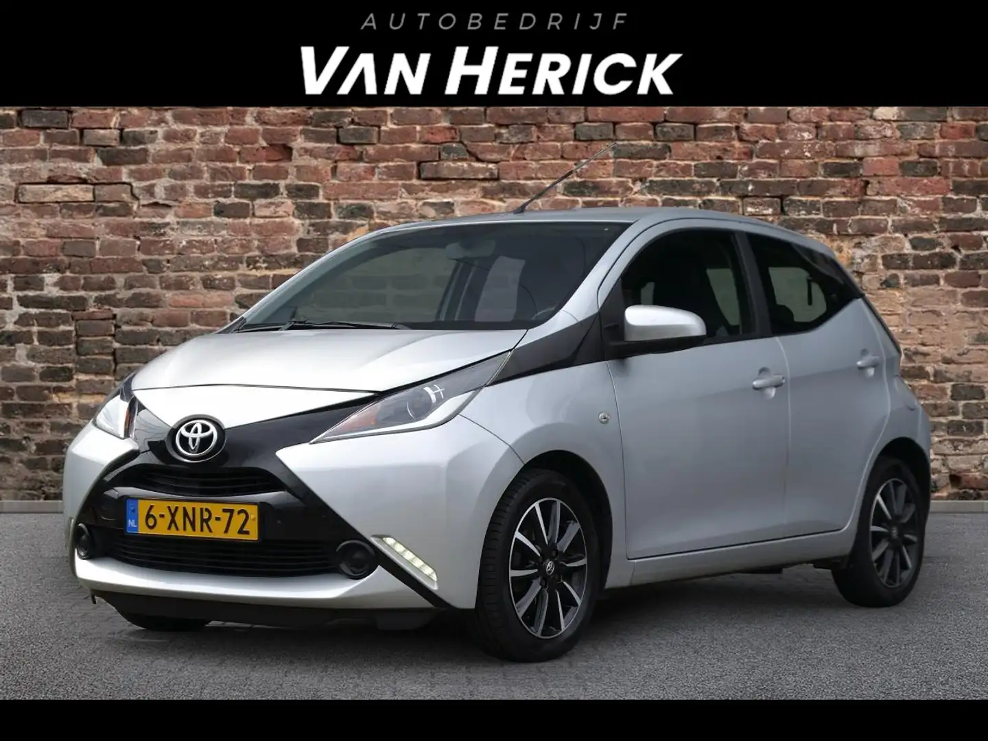 Toyota Aygo 1.0 VVT-i x-play 5 deurs | Automaat | Navigatie | Grijs - 1