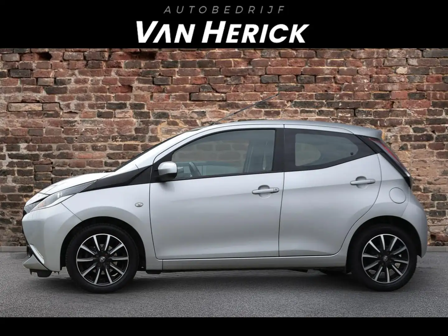 Toyota Aygo 1.0 VVT-i x-play 5 deurs | Automaat | Navigatie | Grijs - 2
