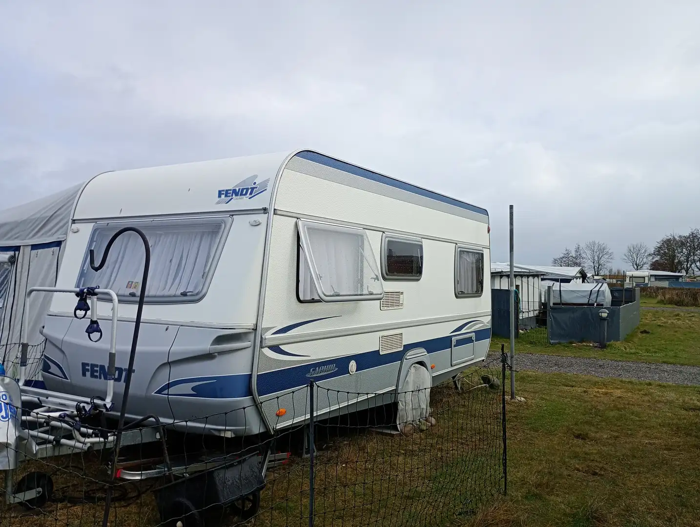 Caravans-Wohnm Fendt Saphir 470 TF mit Vorzelt DWT Ambassador Білий - 2