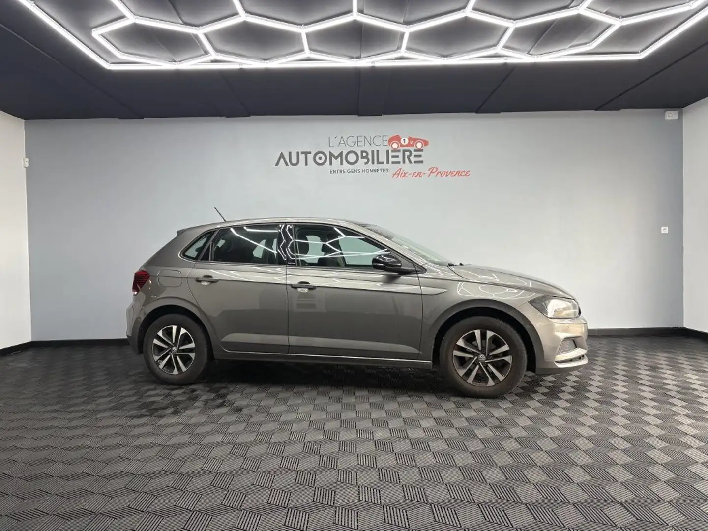 Volkswagen Polo VI - 1.0 TSI 95 CV - Finition IQ-Drive Gris - 2