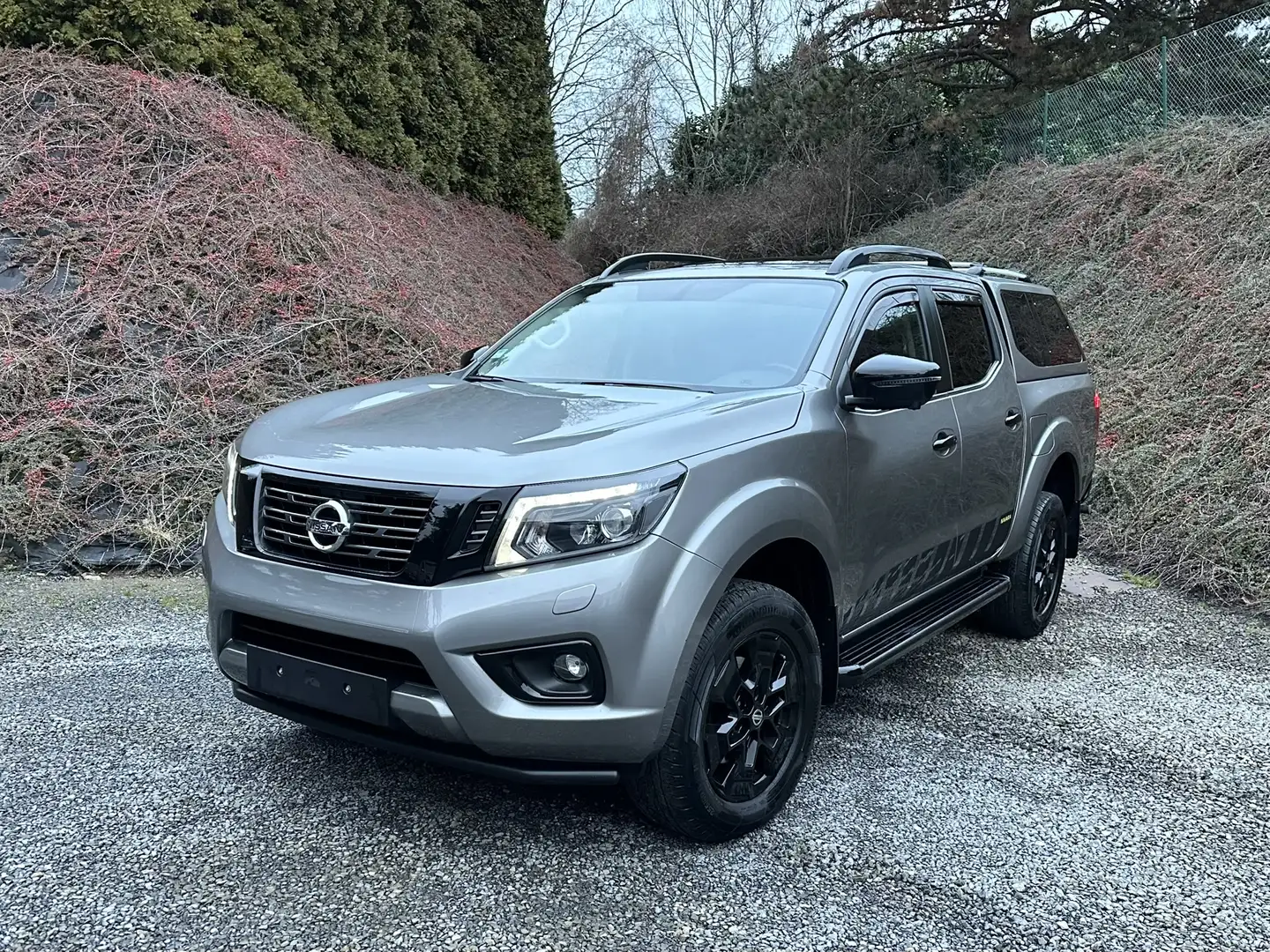 Nissan Navara 2.3 dCi 4WD N-Guard /TVA /Carnet Nissan /Parfait! Grau - 1