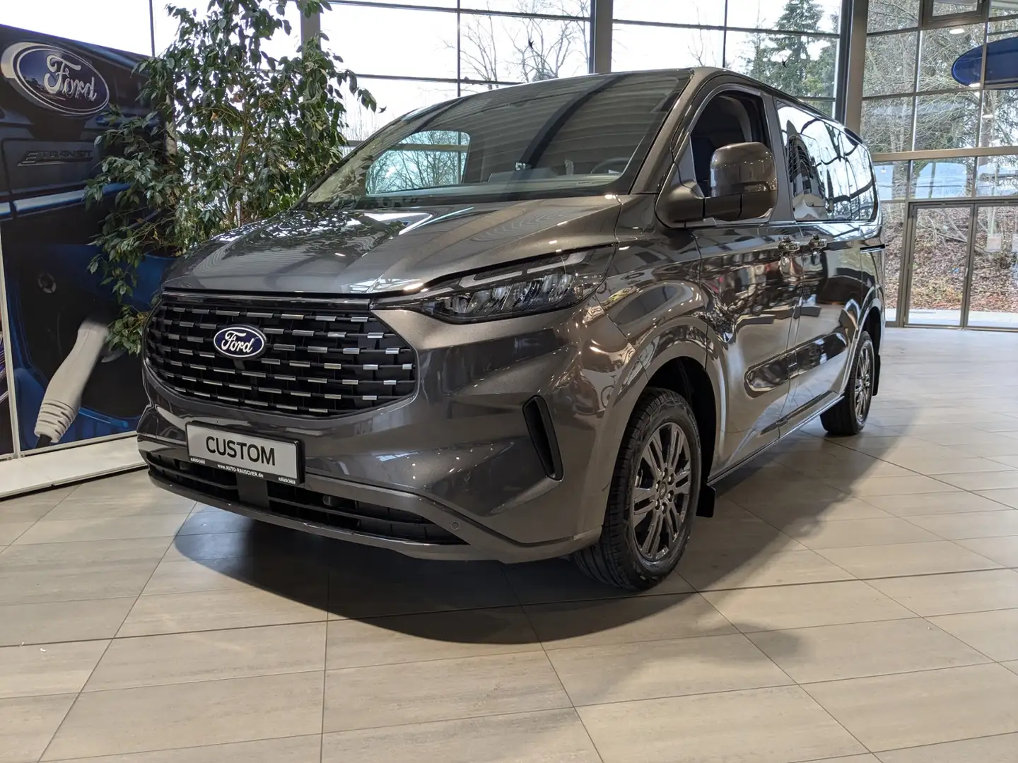 Ford Tourneo Custom 320 L1 2.0 l 110 kW Titanium Grijs - 2