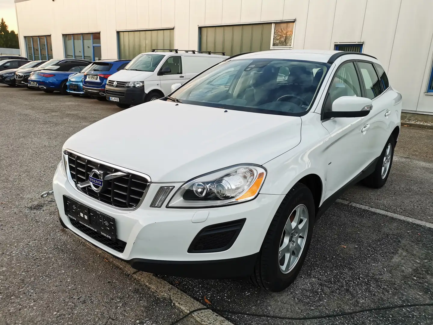 Volvo XC60 Momentum AWD Autom. Xenon, Teilleder. Weiß - 2