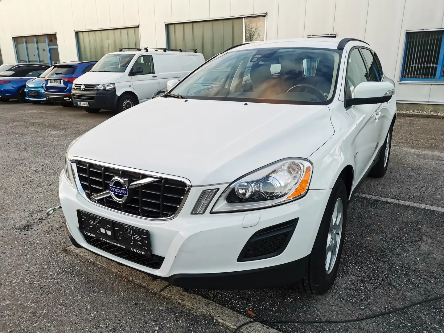 Volvo XC60 Momentum AWD Autom. Xenon, Teilleder. Weiß - 1