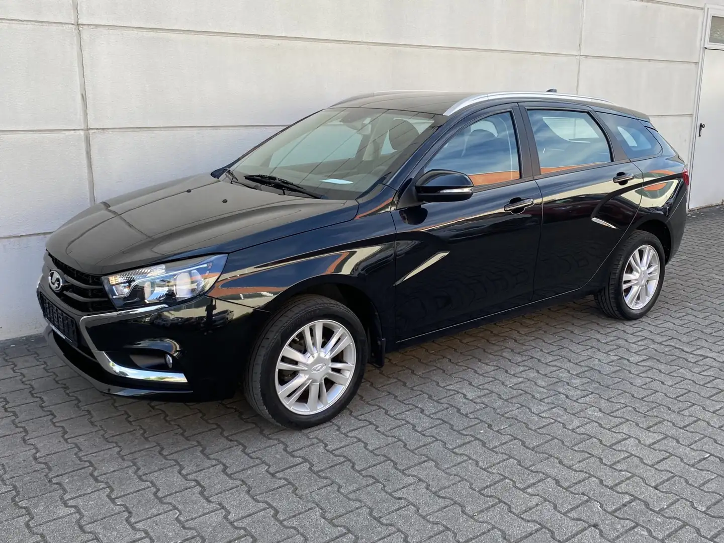 Lada Vesta Kombi 1,6 16V Standard Klima SHZ Alu Tempomat Schwarz - 2