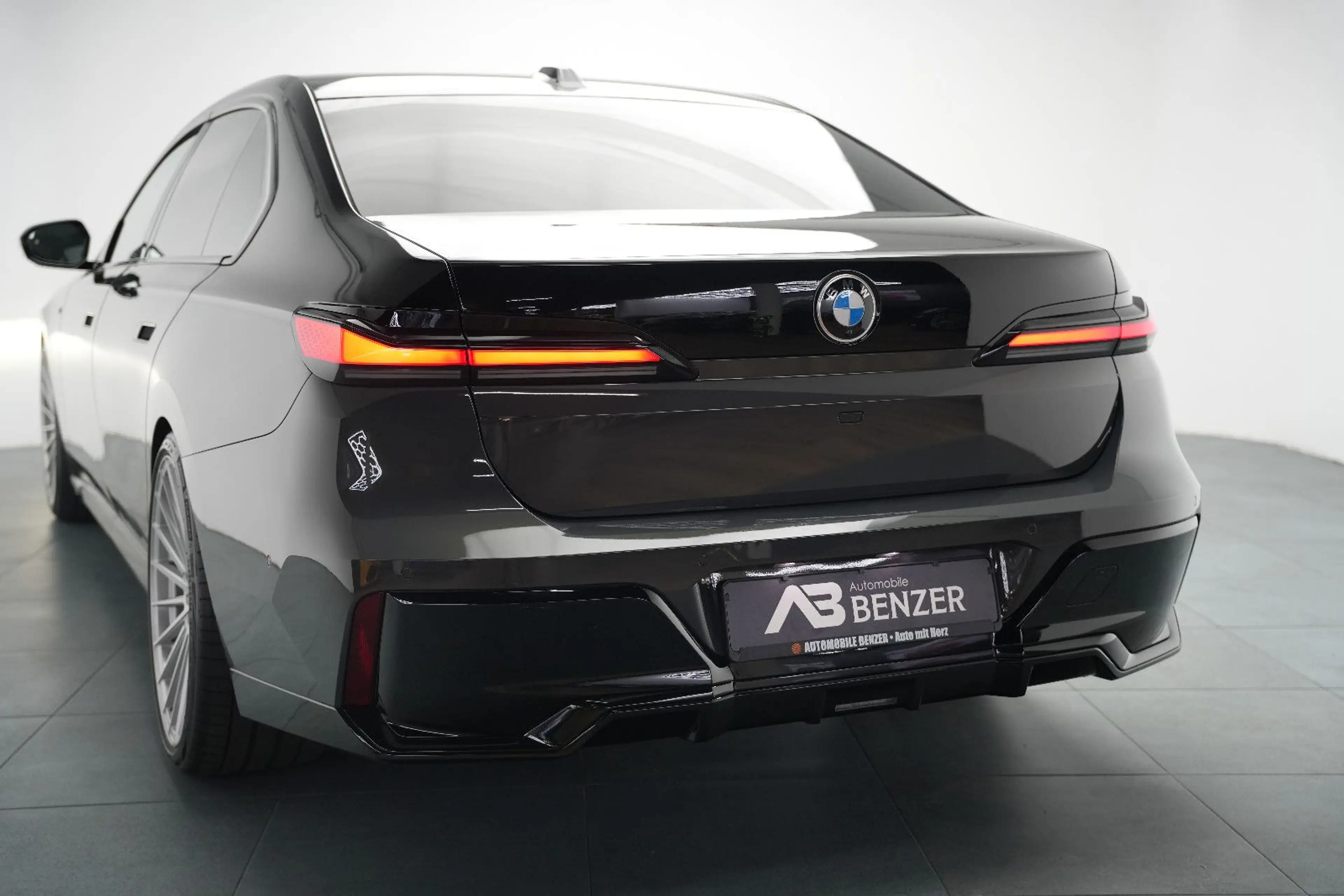 BMW 740 d M-Paket*ICONIC*CinemaTV*SkyLounge*360°*HUD — photo 8