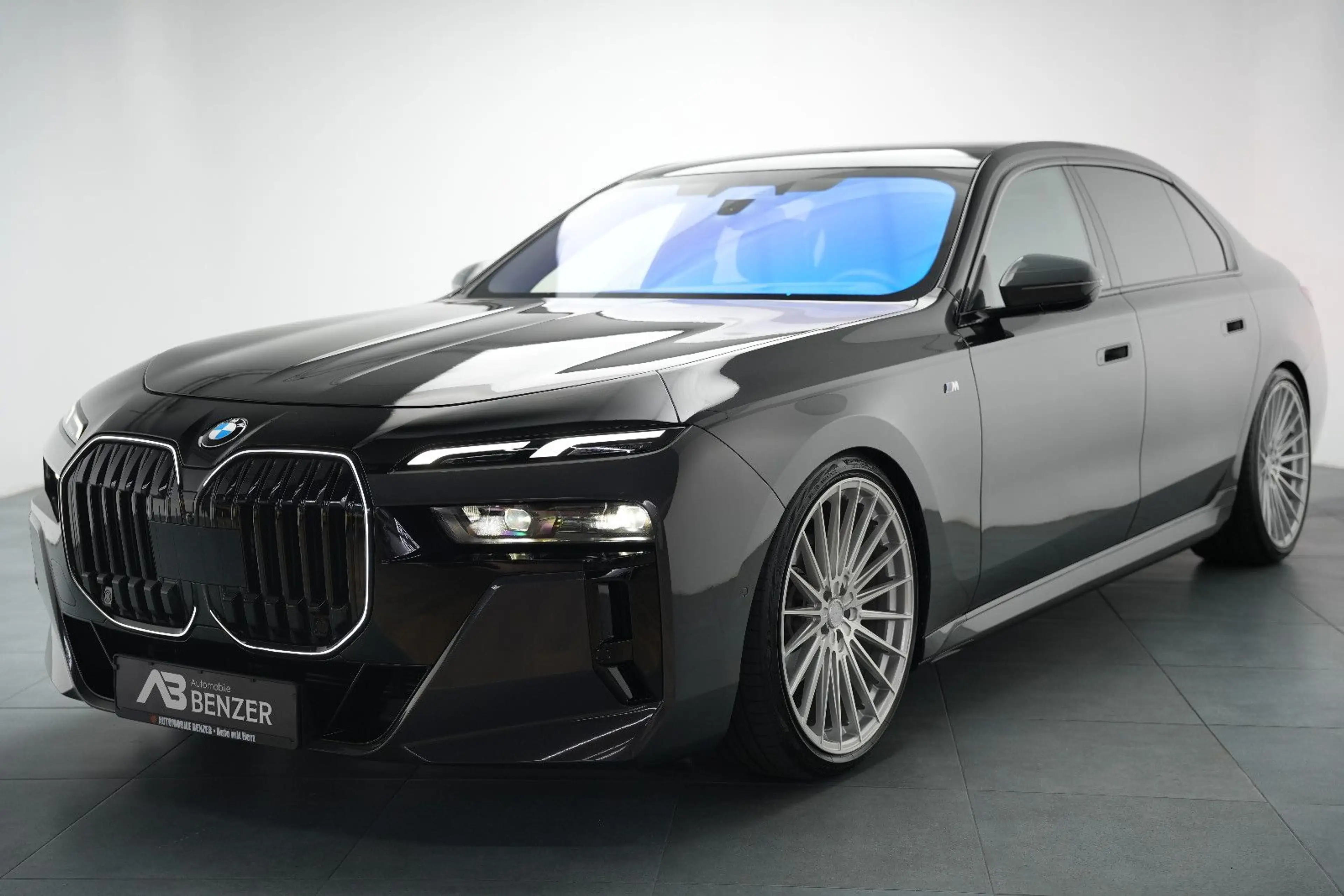 BMW 740 d M-Paket*ICONIC*CinemaTV*SkyLounge*360°*HUD — photo 5