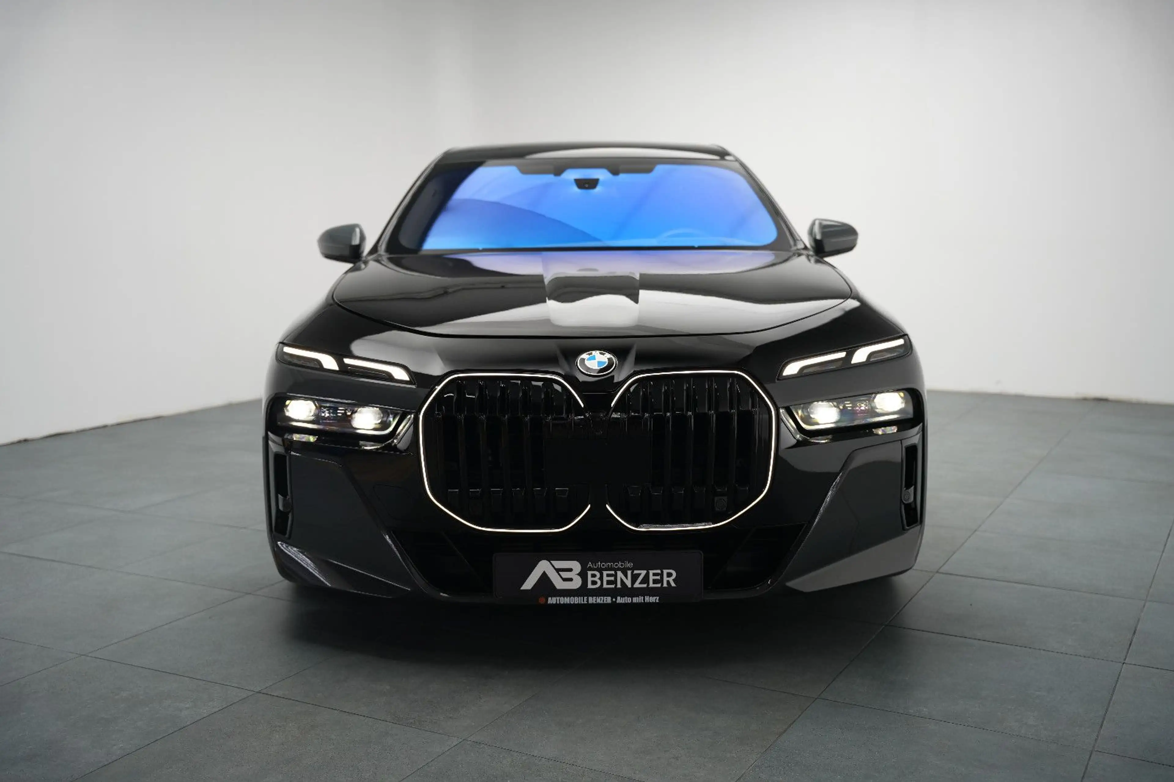 BMW 740 d M-Paket*ICONIC*CinemaTV*SkyLounge*360°*HUD — photo 4