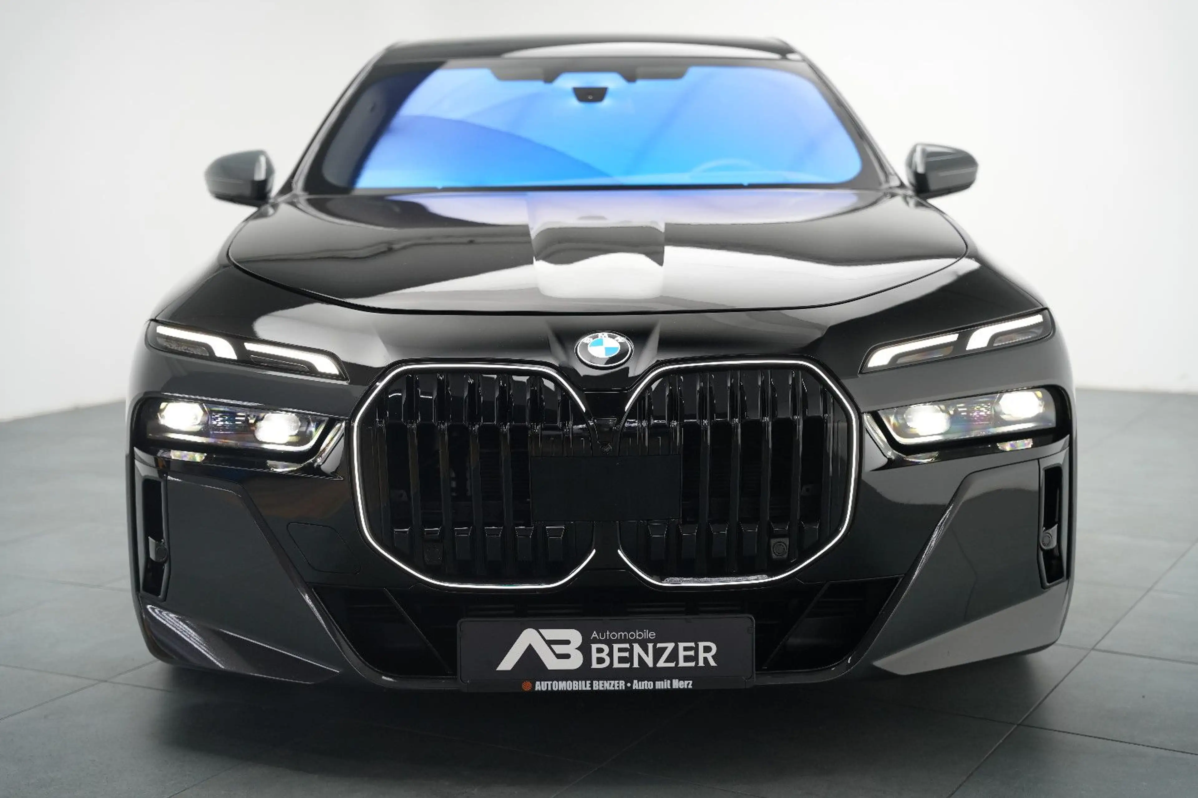 BMW 740 d M-Paket*ICONIC*CinemaTV*SkyLounge*360°*HUD — photo 3