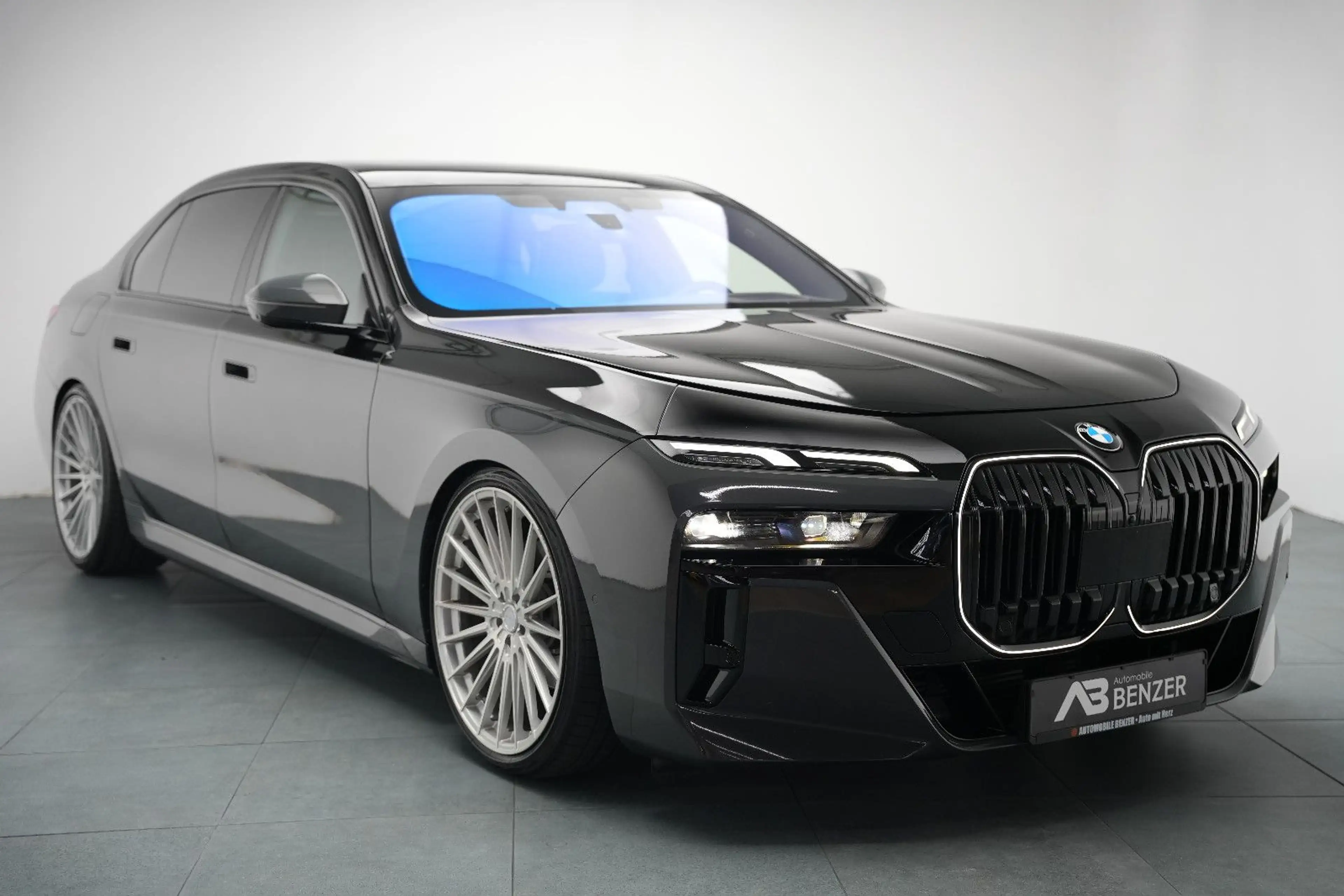 BMW 740 d M-Paket*ICONIC*CinemaTV*SkyLounge*360°*HUD