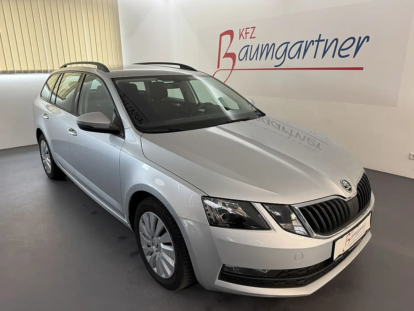 Skoda Octavia Combi 1,6TDI  DSG *NAVI*AHK*Tempomat*PDC* Zilver - 1
