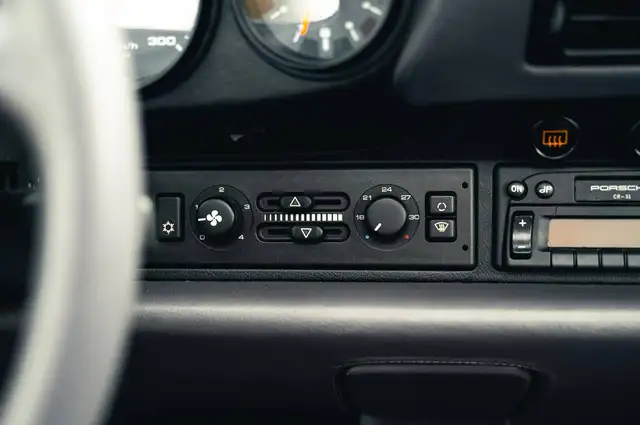 Porsche 911 view 9