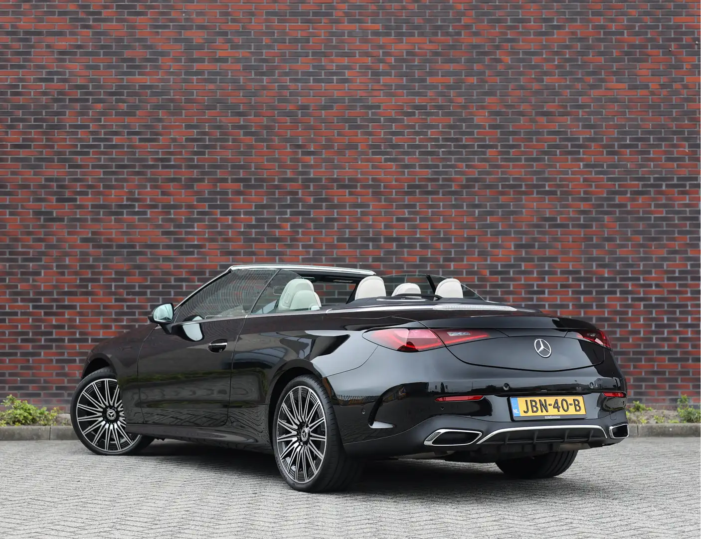 Mercedes-Benz CLE 300 Cabriolet 4MATIC AMG Line | Burmester - Airscarf - Noir - 2