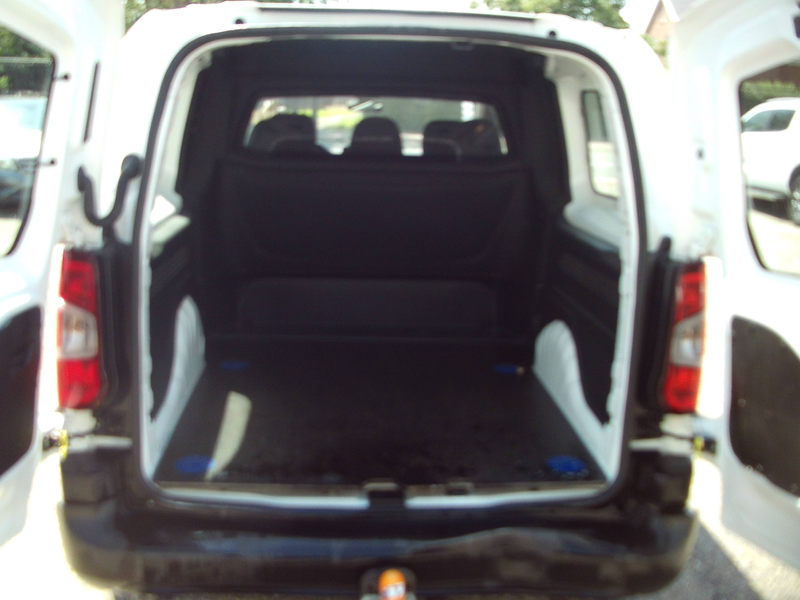 Peugeot Partner PARTNER1.2 BENZINNE DUB CAB.5 PL !!!MET SCHADE!!!!!!! — photo 5