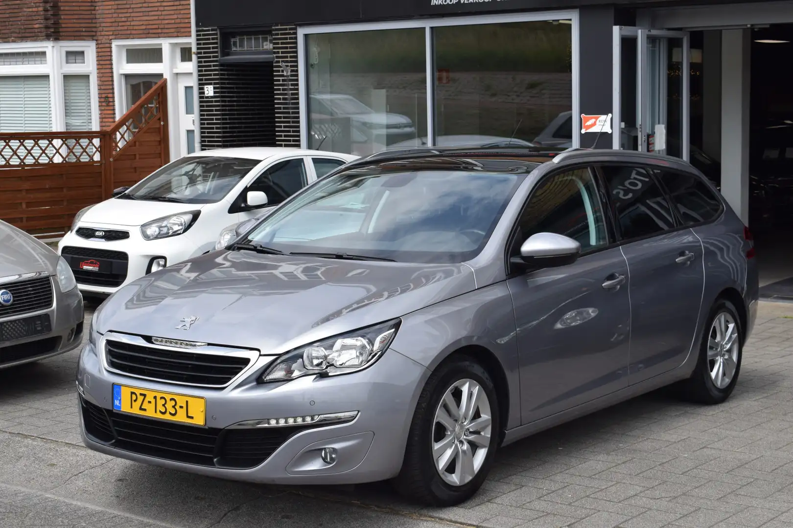 Peugeot 308 SW 1.2 PureTech Blue Lion NAP PDC Navi Pano Grijs - 2