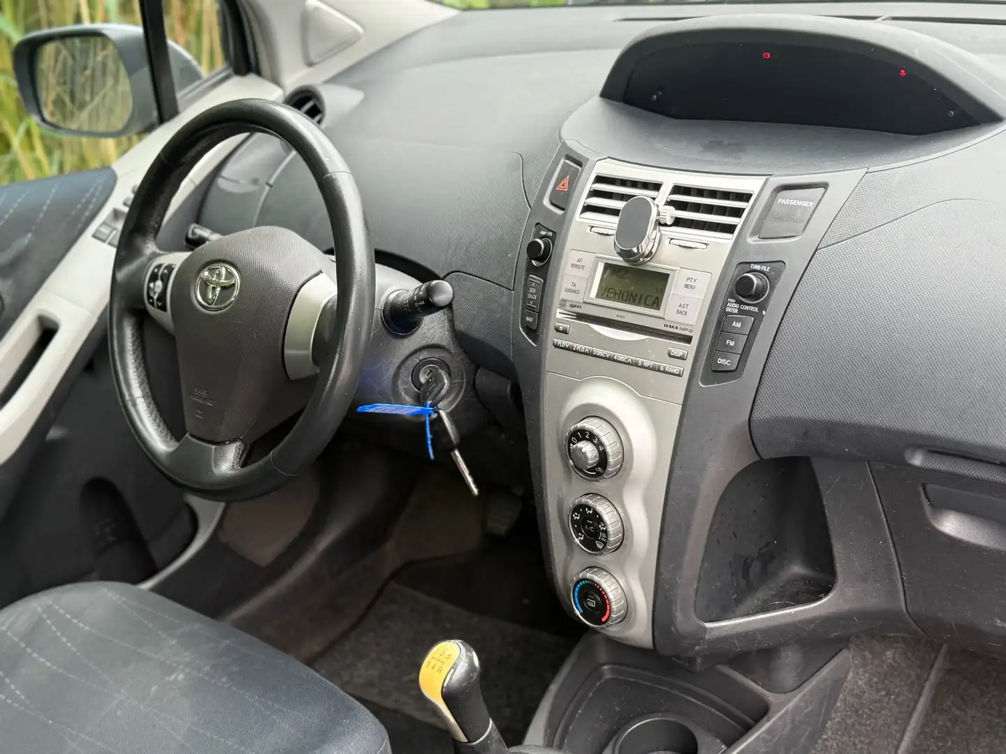 Toyota Yaris 1.3 VVTi Sol Airco Elektrische Ramen Trekhaak apk Grijs - 2