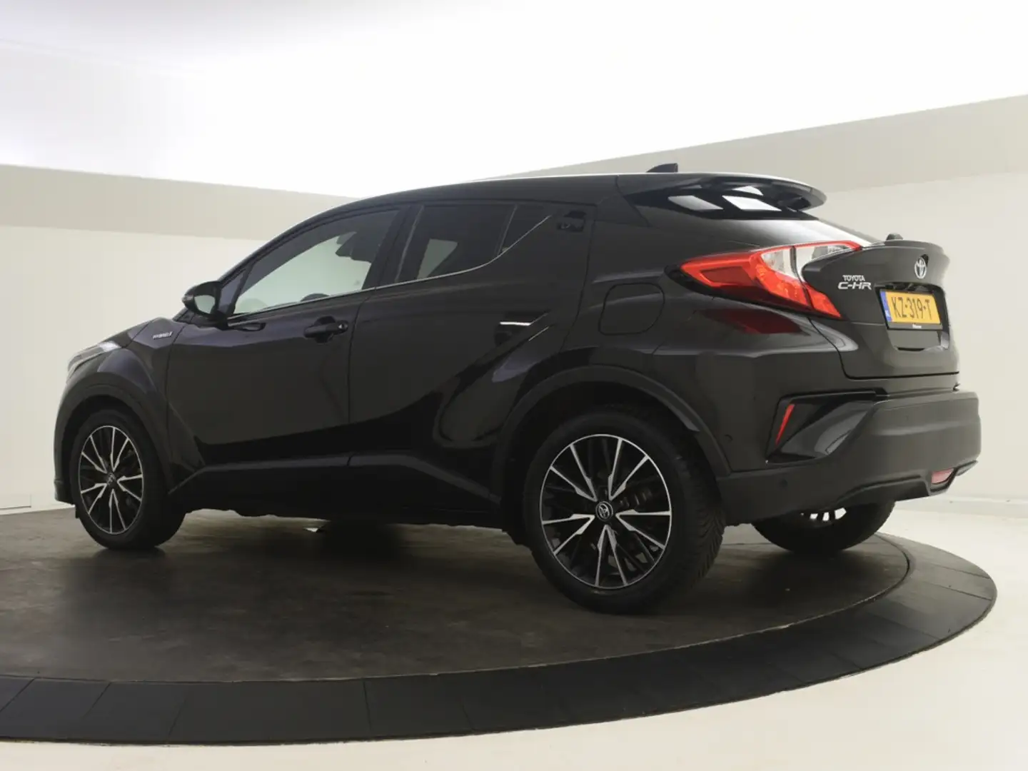Toyota C-HR 1.8 Hybrid Executive | All Seasons | Navigatie | P Чёрный - 2
