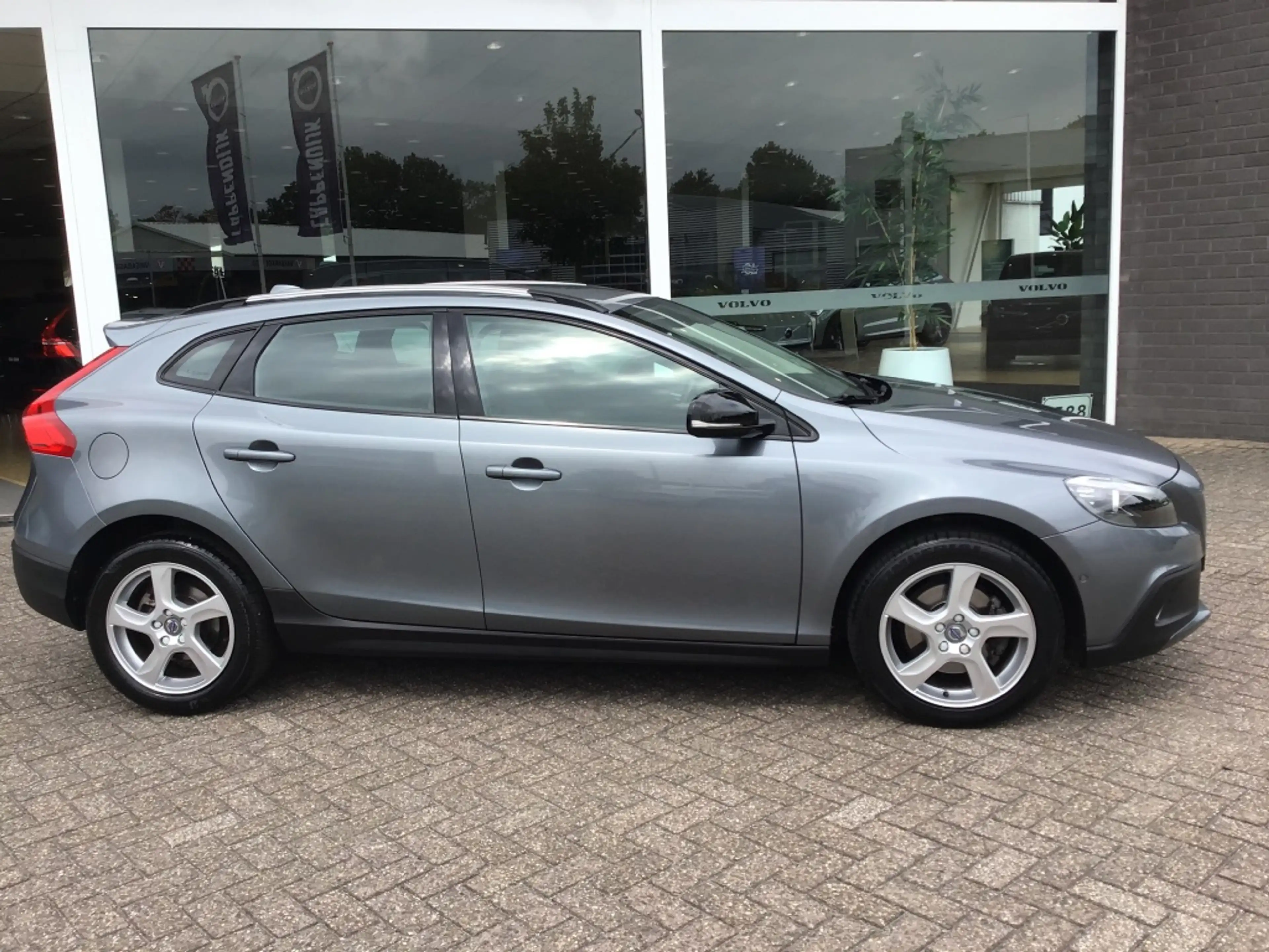 Volvo V40 Cross Country 1.6 T4 Momentum — photo 3