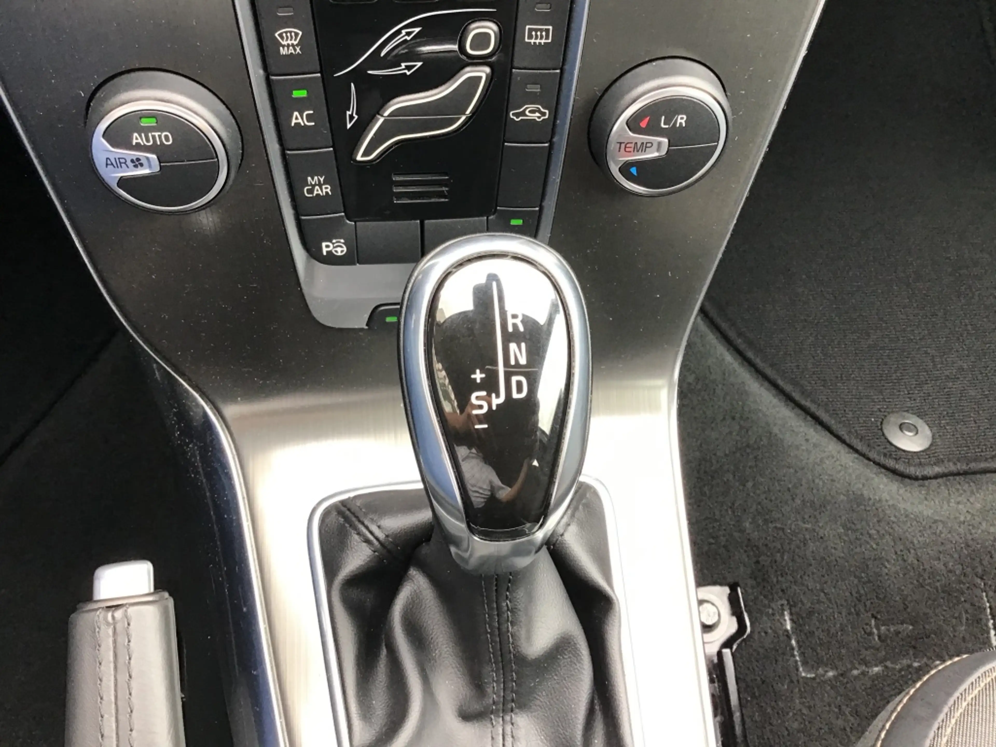 Volvo V40 Cross Country 1.6 T4 Momentum — photo 22
